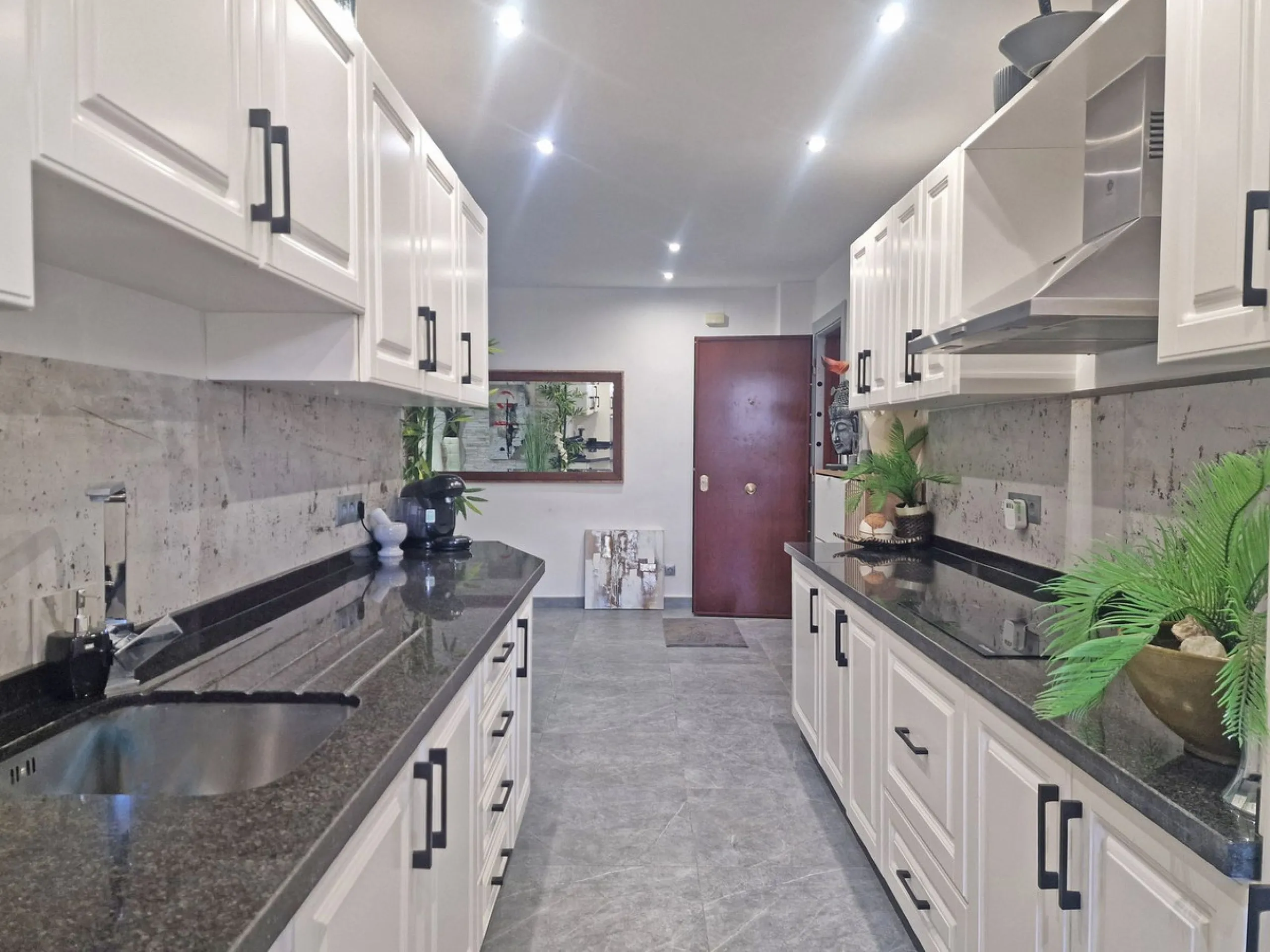 A jewel of an apartment, this three-bedroom property is a true pearl in the heart of Calahonda. The entire apartment has been fully renovated. With a spacious living and dining area complemented by a fully equipped kitchen and a separate utility room, it 