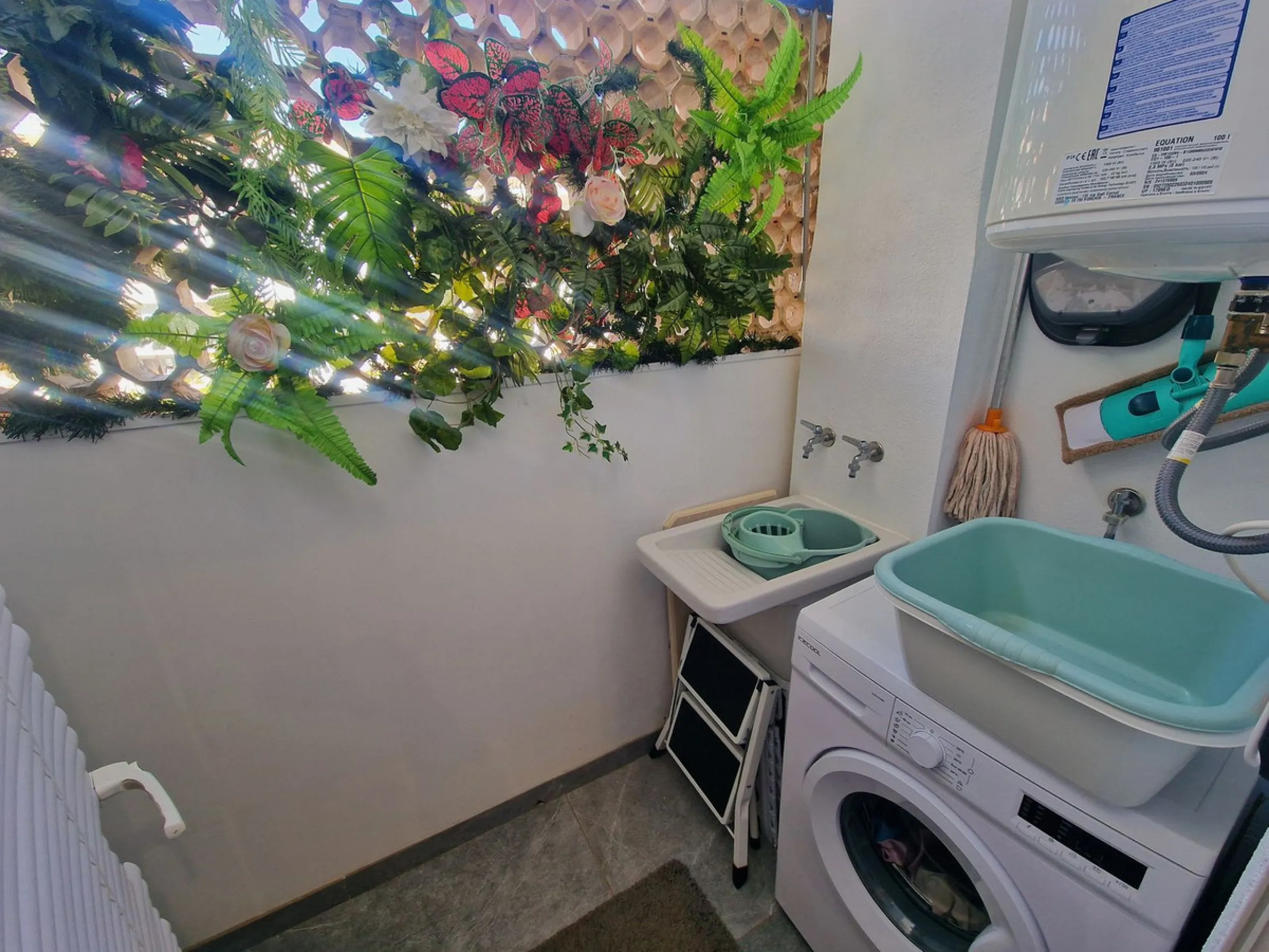 A jewel of an apartment, this three-bedroom property is a true pearl in the heart of Calahonda. The entire apartment has been fully renovated. With a spacious living and dining area complemented by a fully equipped kitchen and a separate utility room, it 