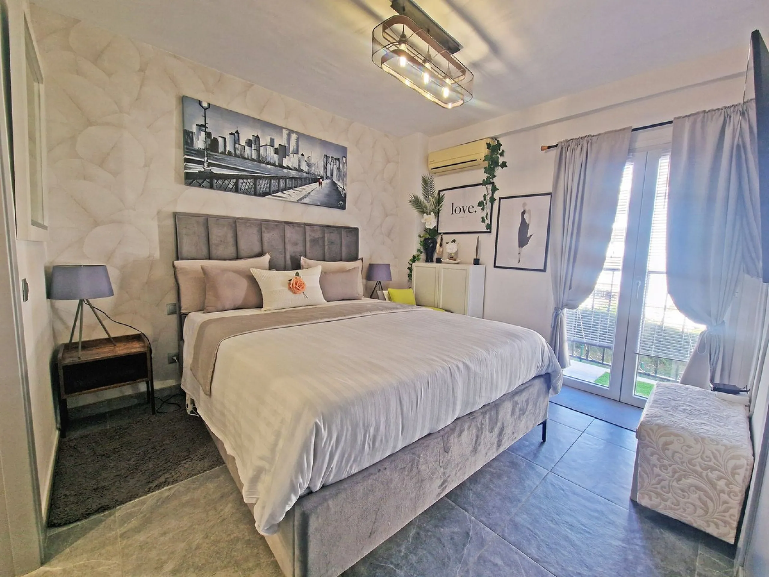 A jewel of an apartment, this three-bedroom property is a true pearl in the heart of Calahonda. The entire apartment has been fully renovated. With a spacious living and dining area complemented by a fully equipped kitchen and a separate utility room, it 