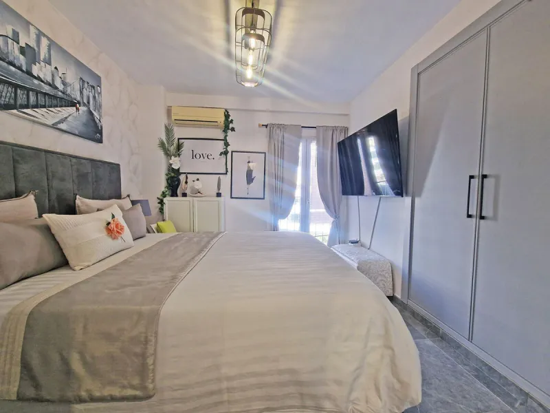 A jewel of an apartment, this three-bedroom property is a true pearl in the heart of Calahonda. The entire apartment has been fully renovated. With a spacious living and dining area complemented by a fully equipped kitchen and a separate utility room, it 