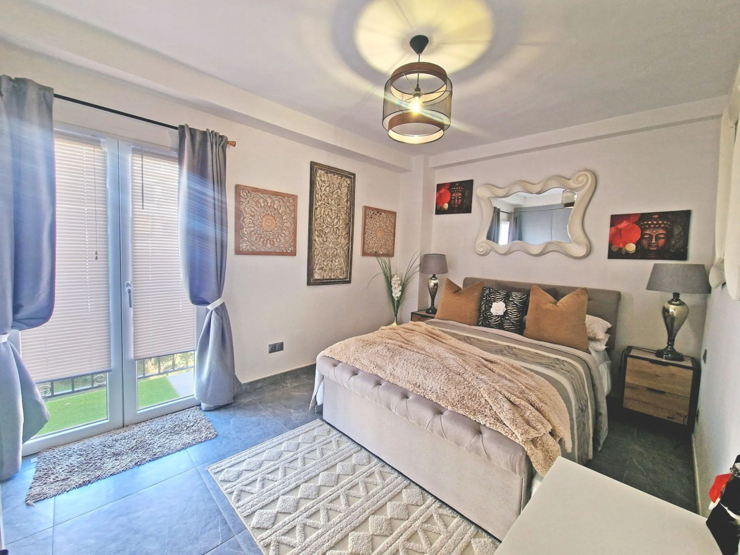 A jewel of an apartment, this three-bedroom property is a true pearl in the heart of Calahonda. The entire apartment has been fully renovated. With a spacious living and dining area complemented by a fully equipped kitchen and a separate utility room, it 