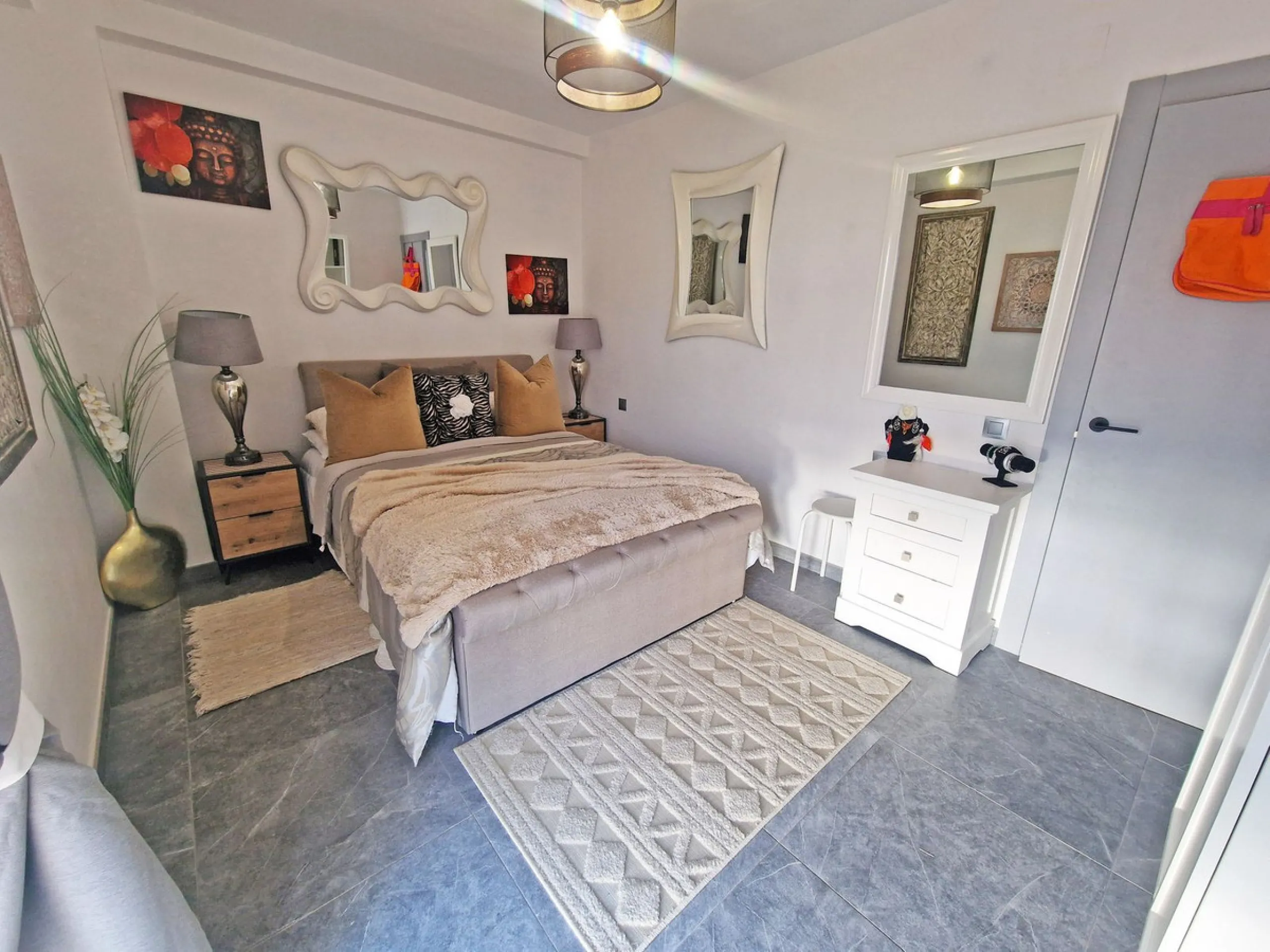 A jewel of an apartment, this three-bedroom property is a true pearl in the heart of Calahonda. The entire apartment has been fully renovated. With a spacious living and dining area complemented by a fully equipped kitchen and a separate utility room, it 