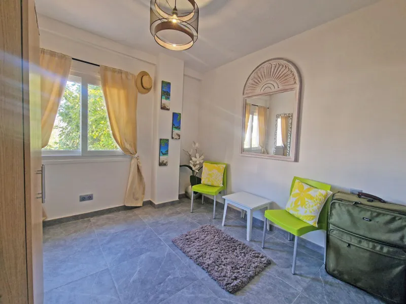 A jewel of an apartment, this three-bedroom property is a true pearl in the heart of Calahonda. The entire apartment has been fully renovated. With a spacious living and dining area complemented by a fully equipped kitchen and a separate utility room, it 