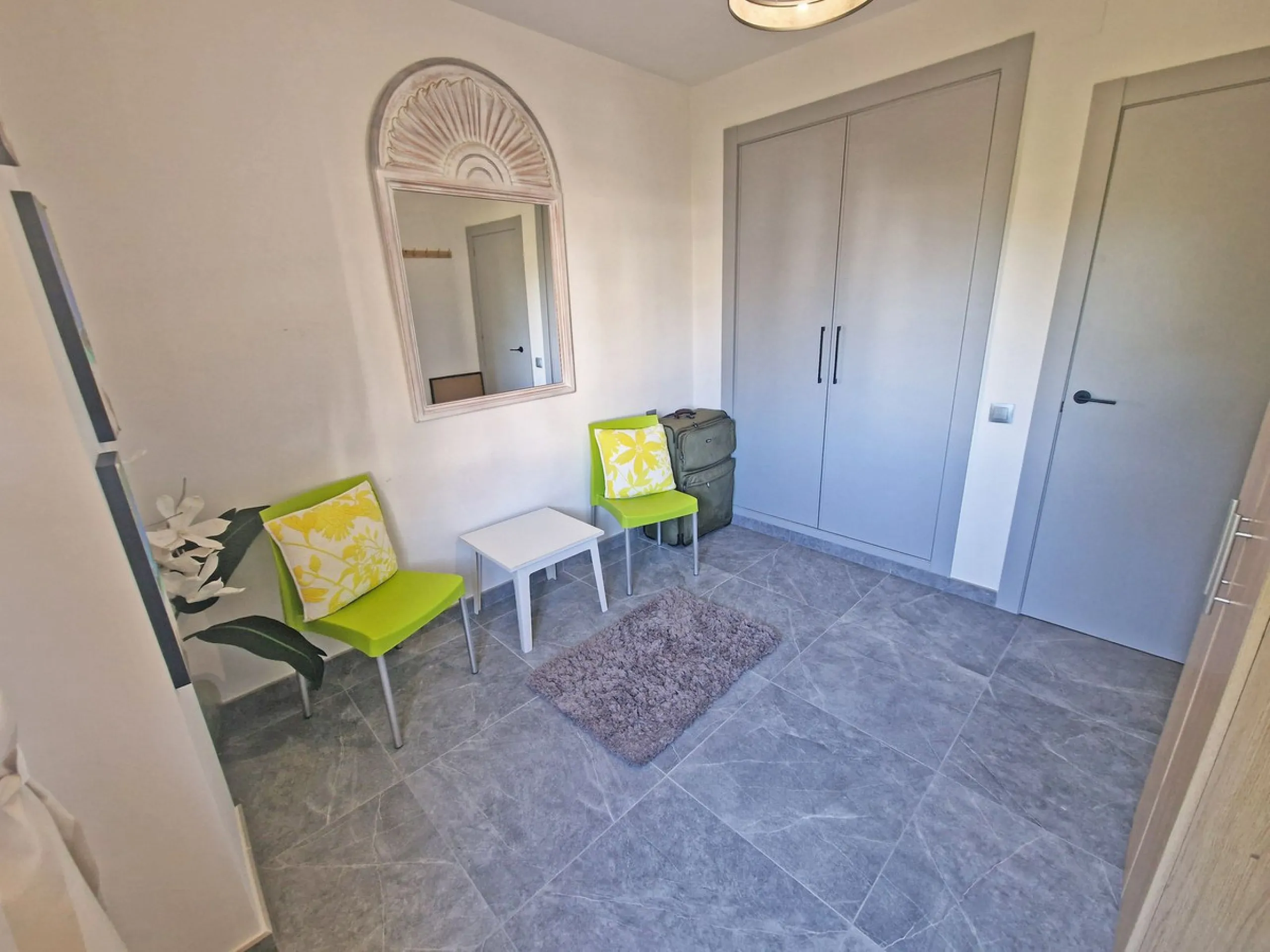 A jewel of an apartment, this three-bedroom property is a true pearl in the heart of Calahonda. The entire apartment has been fully renovated. With a spacious living and dining area complemented by a fully equipped kitchen and a separate utility room, it 