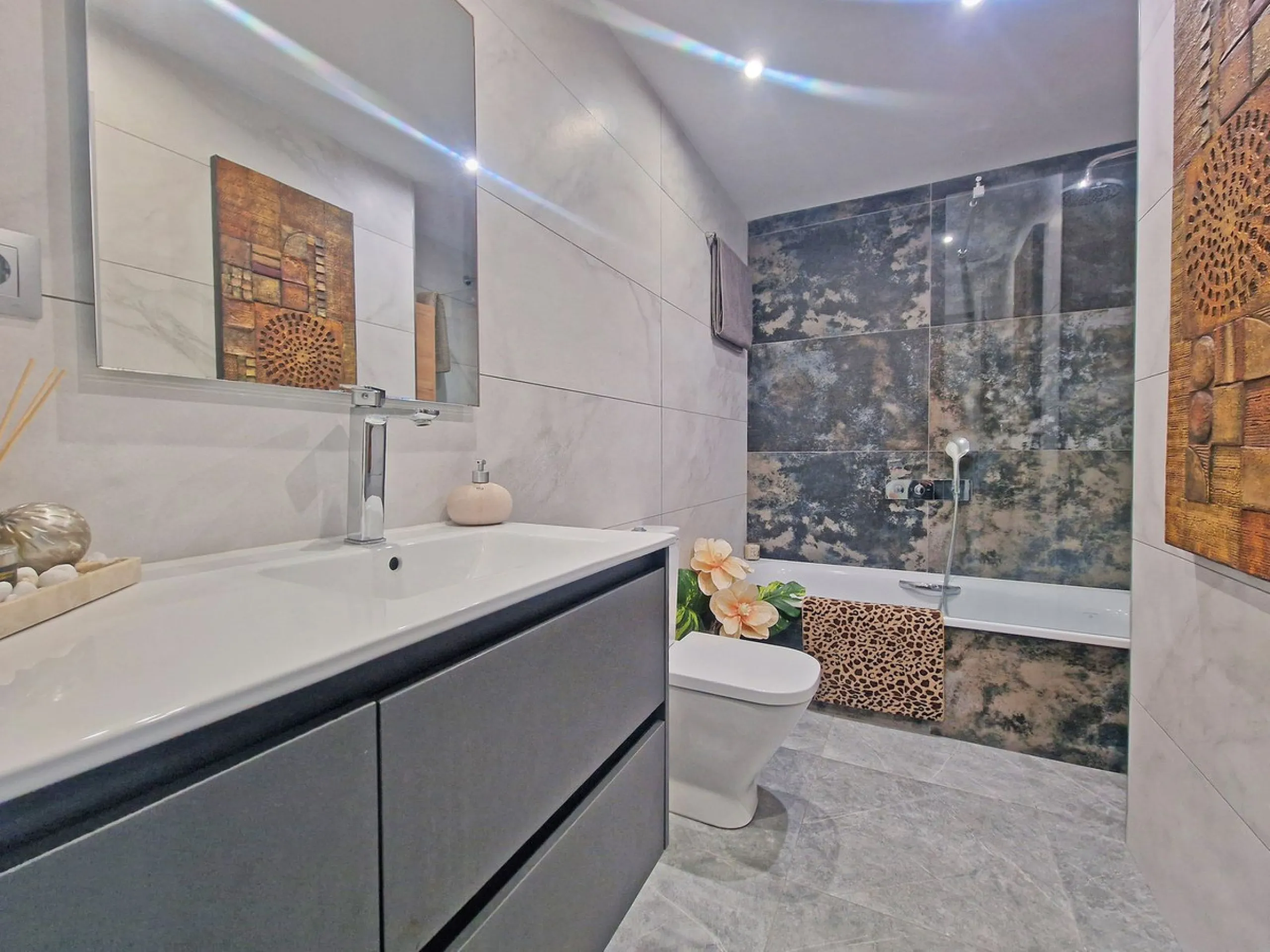 A jewel of an apartment, this three-bedroom property is a true pearl in the heart of Calahonda. The entire apartment has been fully renovated. With a spacious living and dining area complemented by a fully equipped kitchen and a separate utility room, it 