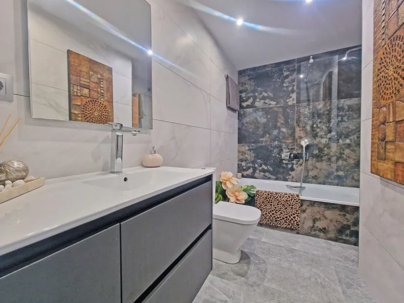 A jewel of an apartment, this three-bedroom property is a true pearl in the heart of Calahonda. The entire apartment has been fully renovated. With a spacious living and dining area complemented by a fully equipped kitchen and a separate utility room, it 