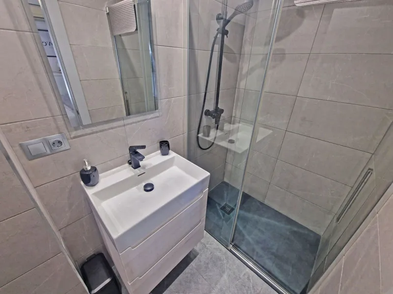 A jewel of an apartment, this three-bedroom property is a true pearl in the heart of Calahonda. The entire apartment has been fully renovated. With a spacious living and dining area complemented by a fully equipped kitchen and a separate utility room, it 