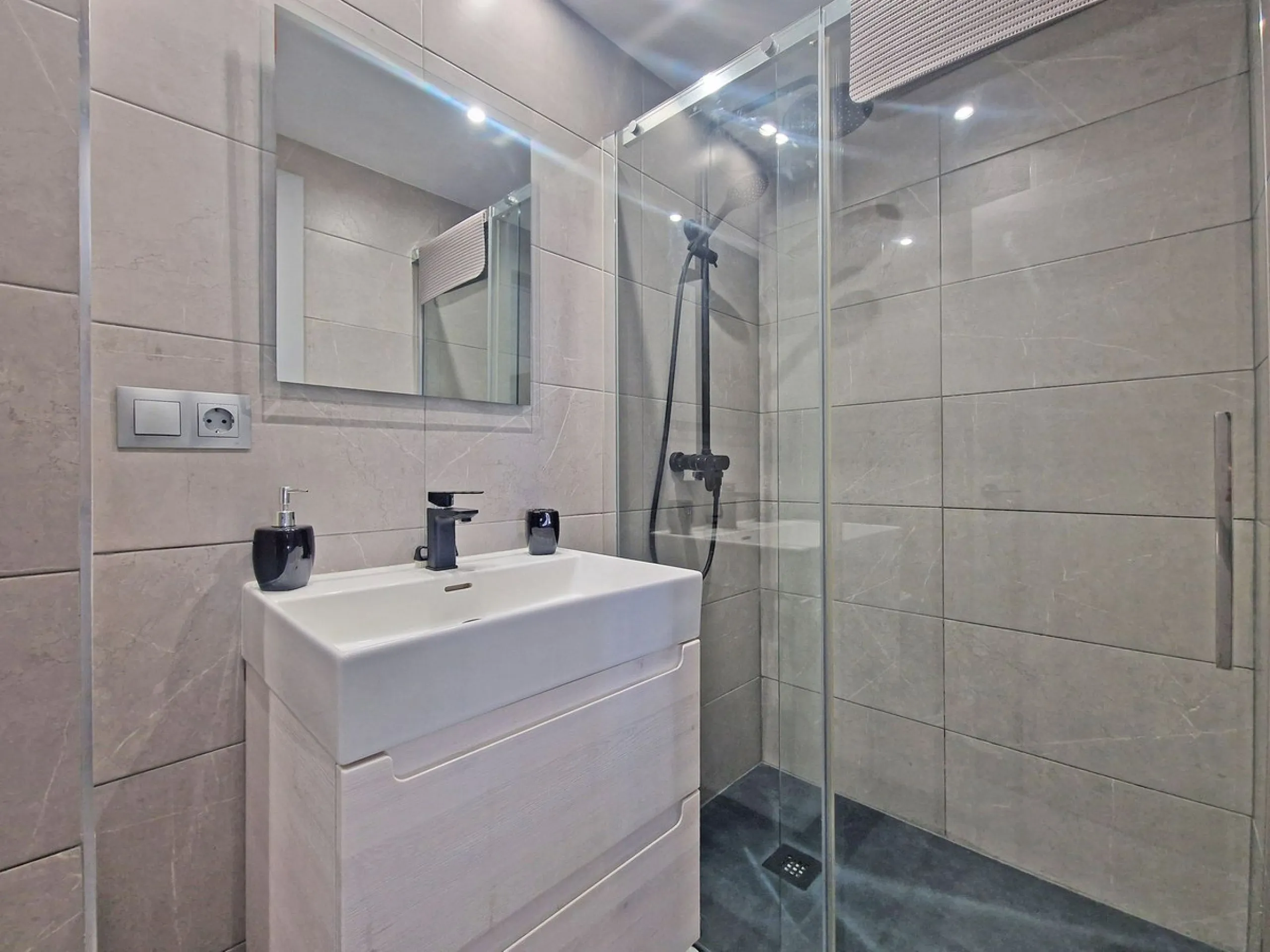A jewel of an apartment, this three-bedroom property is a true pearl in the heart of Calahonda. The entire apartment has been fully renovated. With a spacious living and dining area complemented by a fully equipped kitchen and a separate utility room, it 