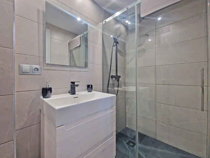 A jewel of an apartment, this three-bedroom property is a true pearl in the heart of Calahonda. The entire apartment has been fully renovated. With a spacious living and dining area complemented by a fully equipped kitchen and a separate utility room, it 