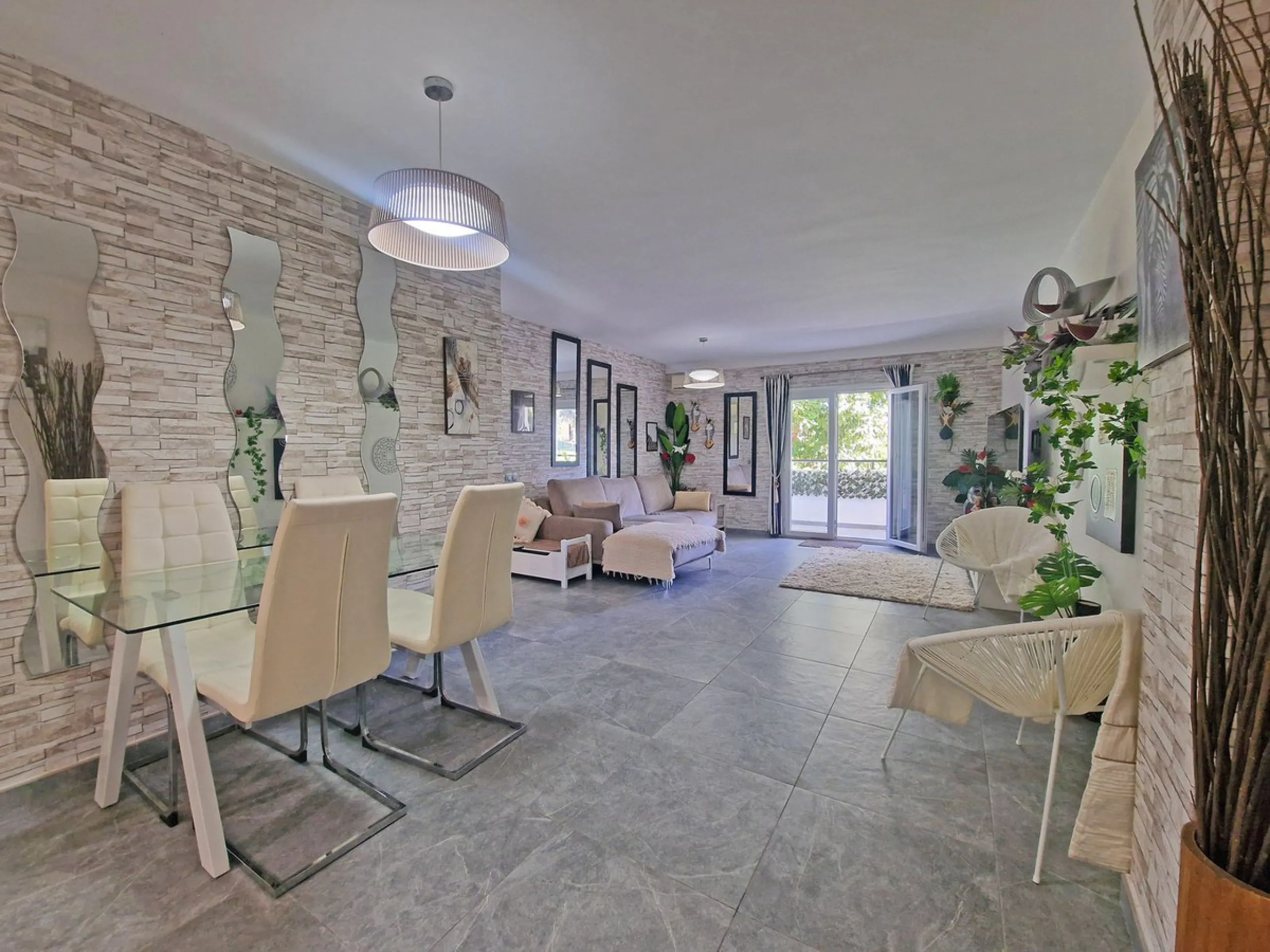 A jewel of an apartment, this three-bedroom property is a true pearl in the heart of Calahonda. The entire apartment has been fully renovated. With a spacious living and dining area complemented by a fully equipped kitchen and a separate utility room, it 