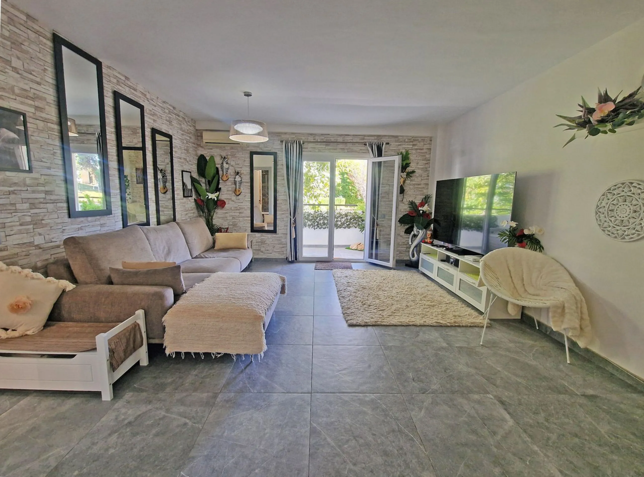 A jewel of an apartment, this three-bedroom property is a true pearl in the heart of Calahonda. The entire apartment has been fully renovated. With a spacious living and dining area complemented by a fully equipped kitchen and a separate utility room, it 