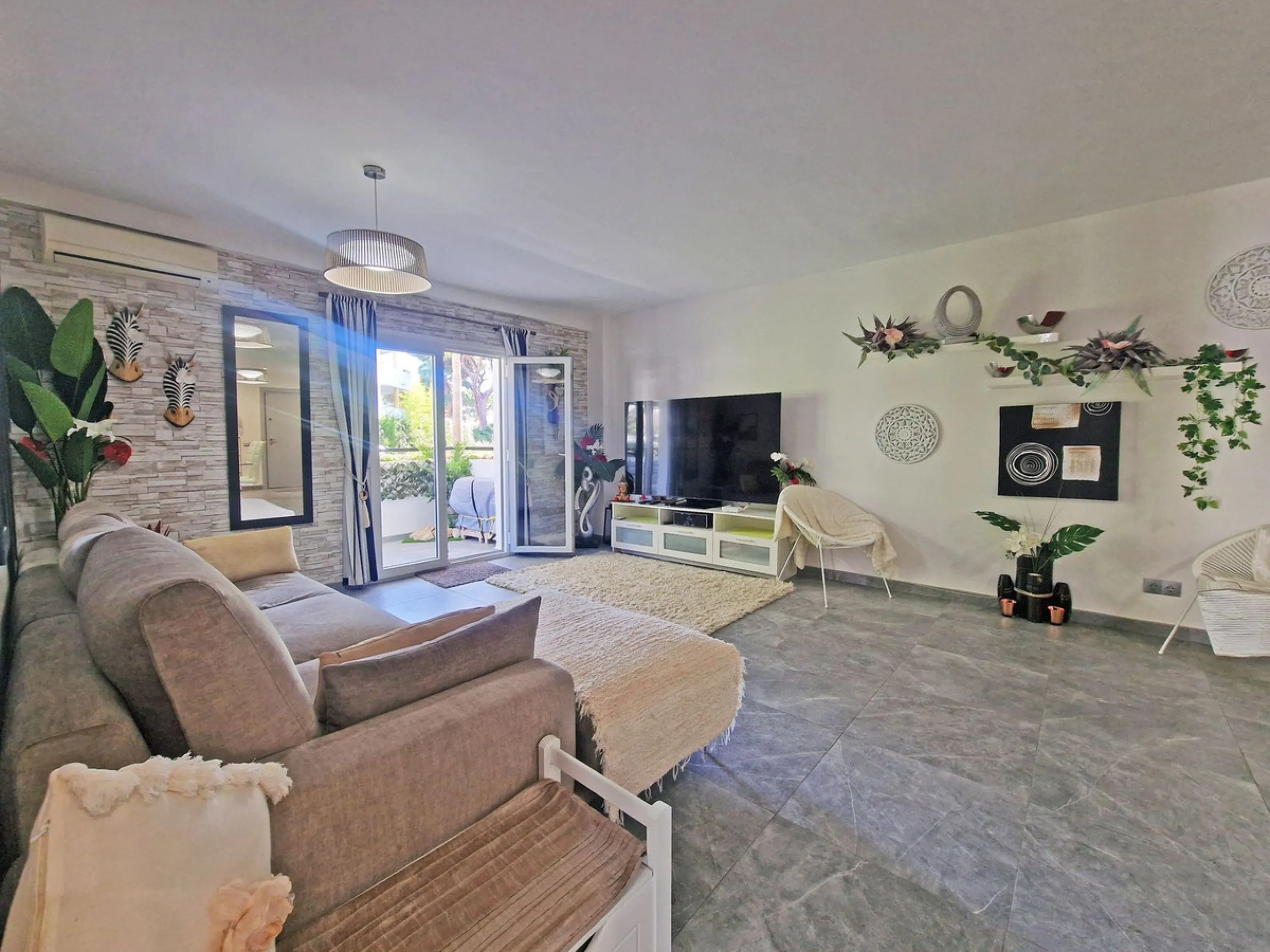 A jewel of an apartment, this three-bedroom property is a true pearl in the heart of Calahonda. The entire apartment has been fully renovated. With a spacious living and dining area complemented by a fully equipped kitchen and a separate utility room, it 