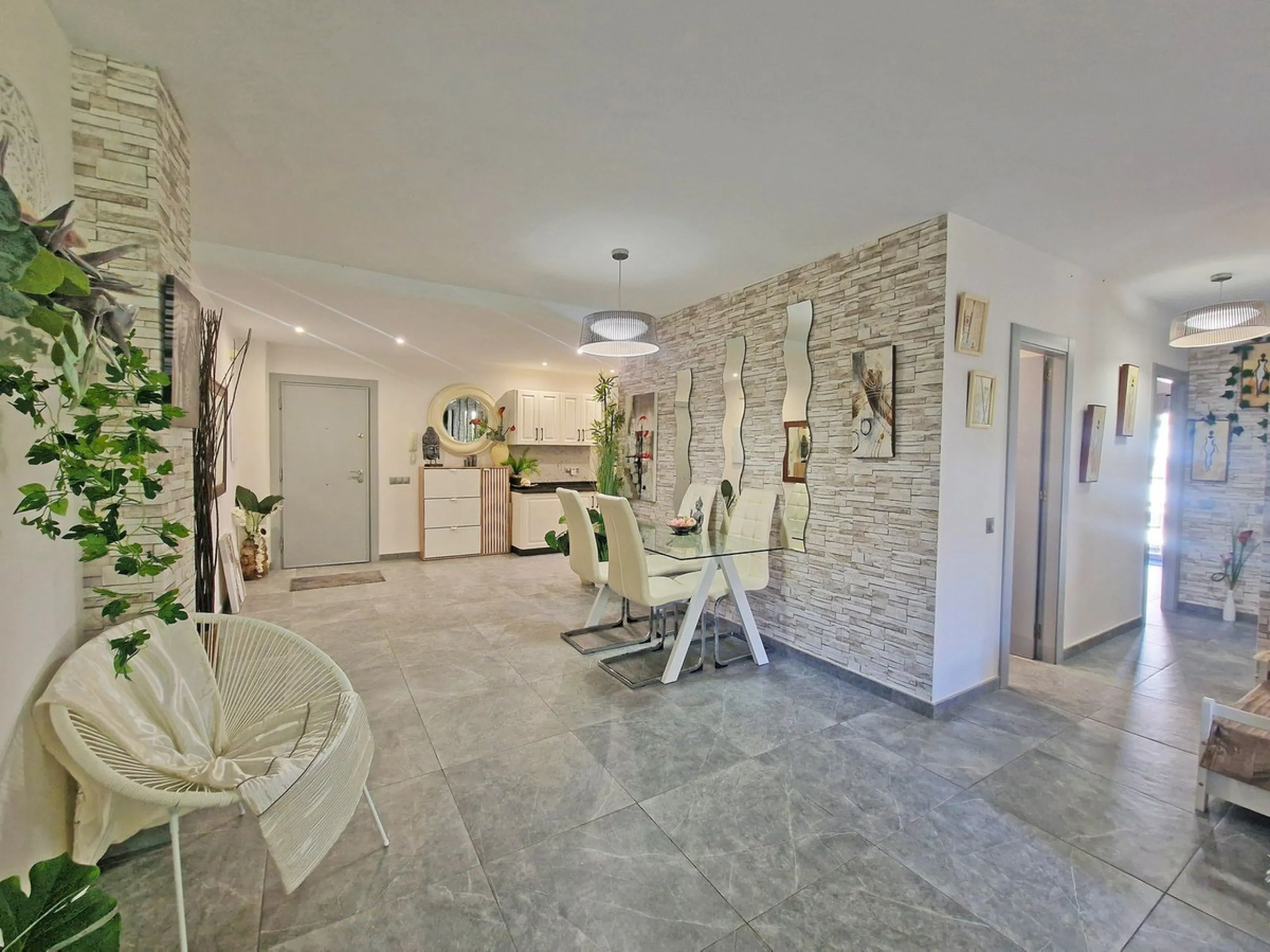 A jewel of an apartment, this three-bedroom property is a true pearl in the heart of Calahonda. The entire apartment has been fully renovated. With a spacious living and dining area complemented by a fully equipped kitchen and a separate utility room, it 