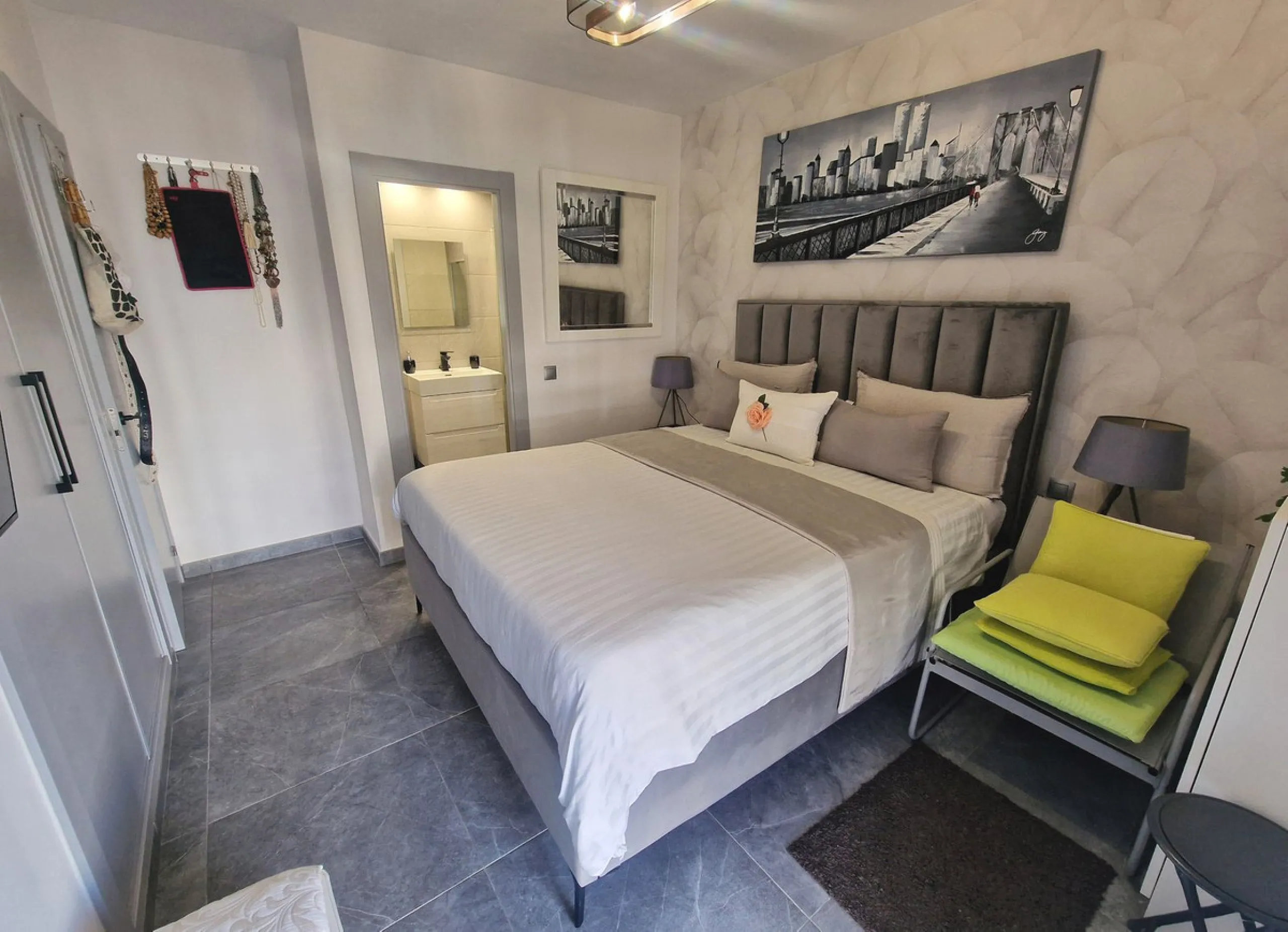 A jewel of an apartment, this three-bedroom property is a true pearl in the heart of Calahonda. The entire apartment has been fully renovated. With a spacious living and dining area complemented by a fully equipped kitchen and a separate utility room, it 