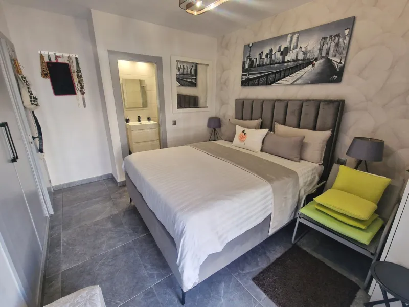 A jewel of an apartment, this three-bedroom property is a true pearl in the heart of Calahonda. The entire apartment has been fully renovated. With a spacious living and dining area complemented by a fully equipped kitchen and a separate utility room, it 