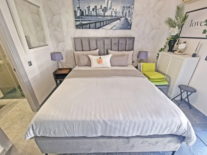 A jewel of an apartment, this three-bedroom property is a true pearl in the heart of Calahonda. The entire apartment has been fully renovated. With a spacious living and dining area complemented by a fully equipped kitchen and a separate utility room, it 