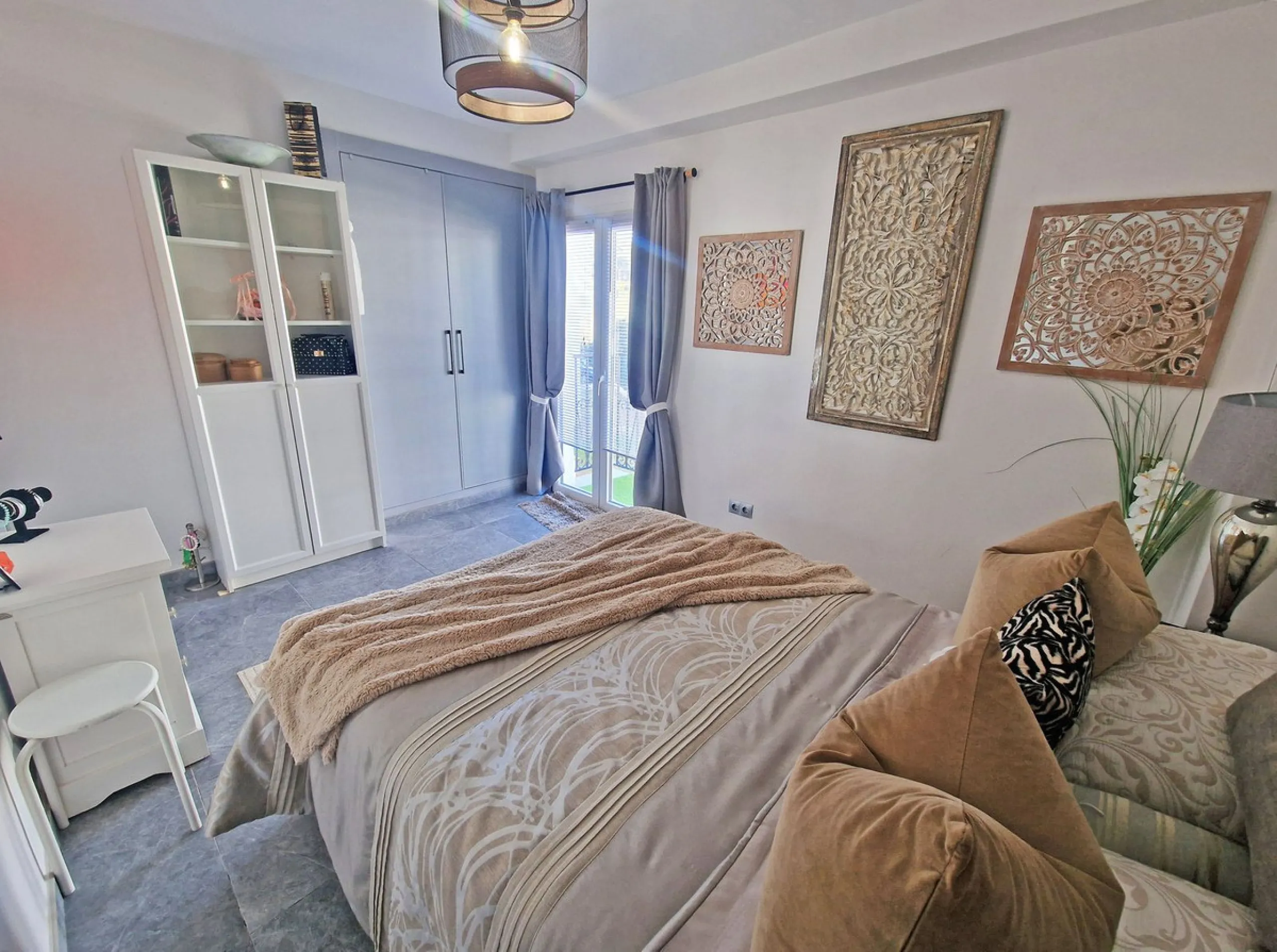 A jewel of an apartment, this three-bedroom property is a true pearl in the heart of Calahonda. The entire apartment has been fully renovated. With a spacious living and dining area complemented by a fully equipped kitchen and a separate utility room, it 