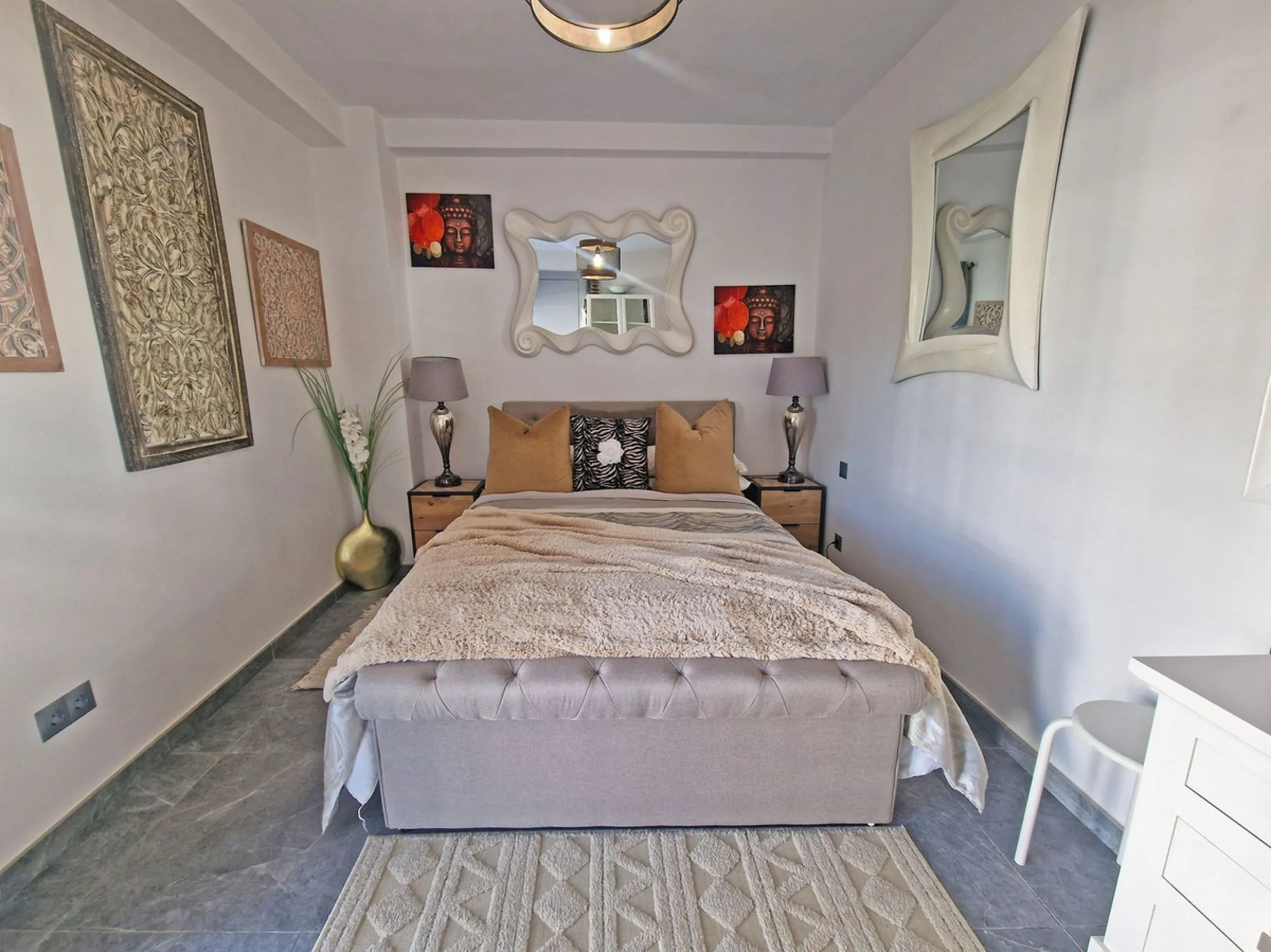 A jewel of an apartment, this three-bedroom property is a true pearl in the heart of Calahonda. The entire apartment has been fully renovated. With a spacious living and dining area complemented by a fully equipped kitchen and a separate utility room, it 