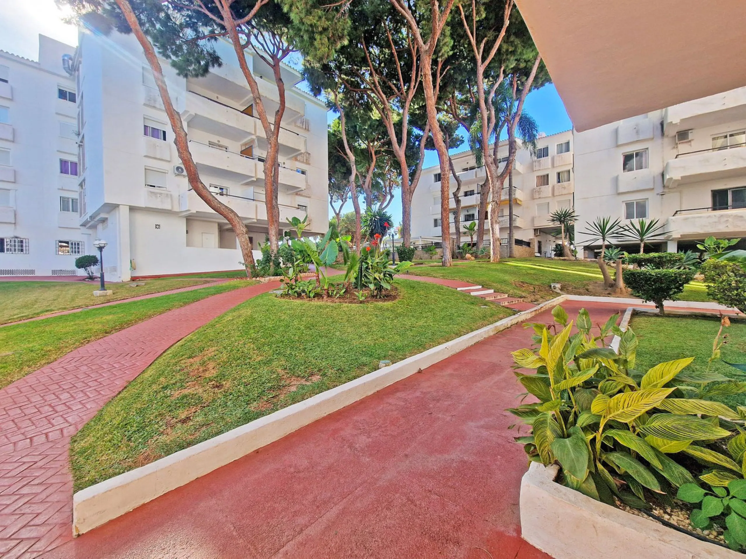 A jewel of an apartment, this three-bedroom property is a true pearl in the heart of Calahonda. The entire apartment has been fully renovated. With a spacious living and dining area complemented by a fully equipped kitchen and a separate utility room, it 