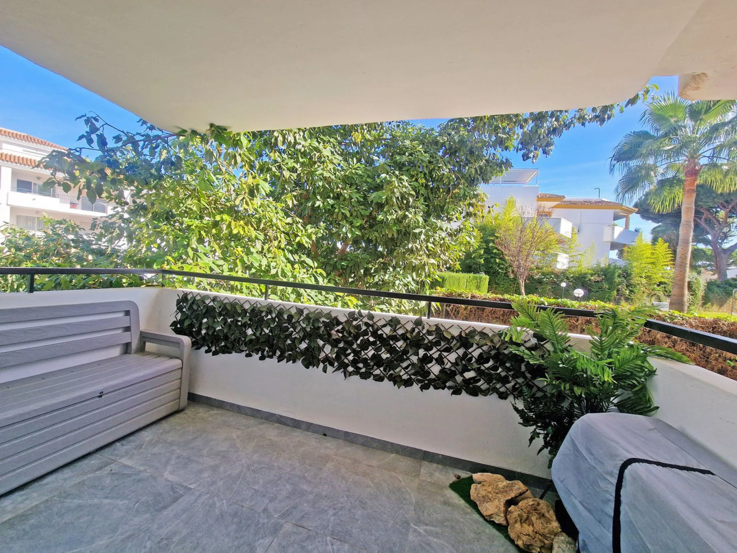 A jewel of an apartment, this three-bedroom property is a true pearl in the heart of Calahonda. The entire apartment has been fully renovated. With a spacious living and dining area complemented by a fully equipped kitchen and a separate utility room, it 