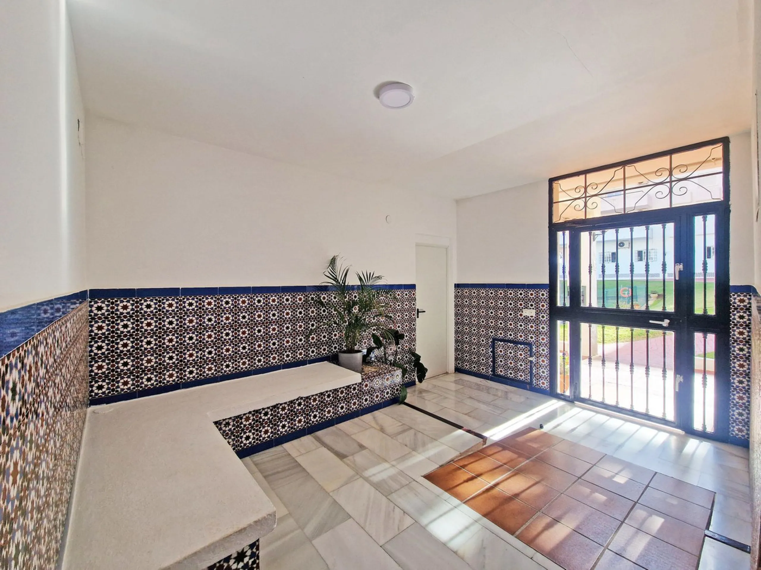 A jewel of an apartment, this three-bedroom property is a true pearl in the heart of Calahonda. The entire apartment has been fully renovated. With a spacious living and dining area complemented by a fully equipped kitchen and a separate utility room, it 