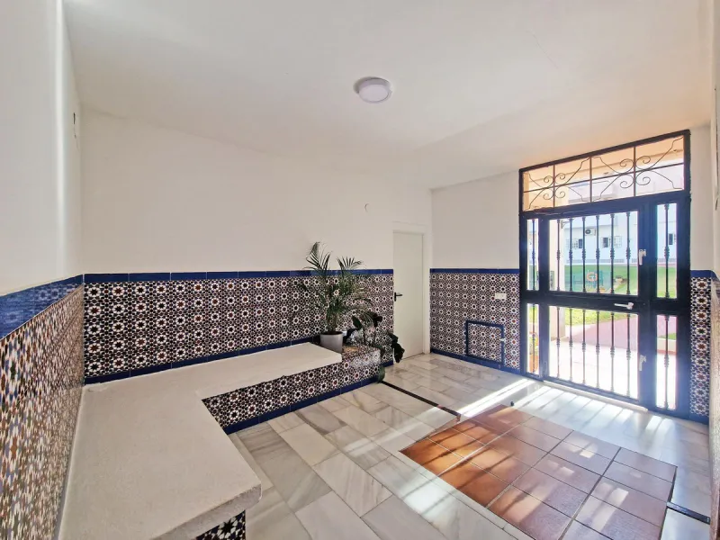 A jewel of an apartment, this three-bedroom property is a true pearl in the heart of Calahonda. The entire apartment has been fully renovated. With a spacious living and dining area complemented by a fully equipped kitchen and a separate utility room, it 