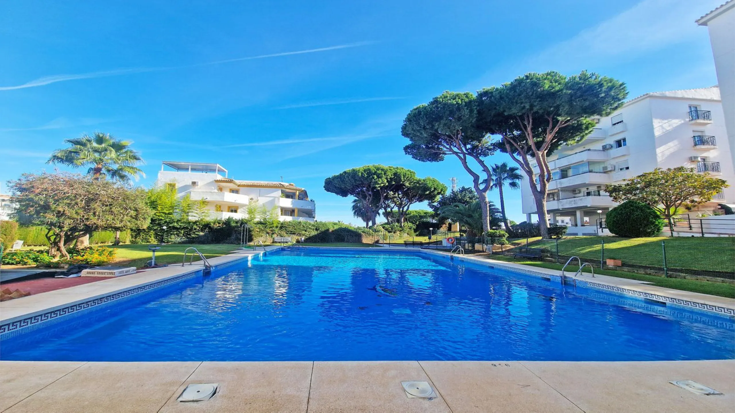 A jewel of an apartment, this three-bedroom property is a true pearl in the heart of Calahonda. The entire apartment has been fully renovated. With a spacious living and dining area complemented by a fully equipped kitchen and a separate utility room, it 
