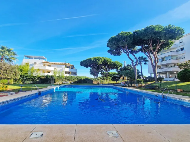 A jewel of an apartment, this three-bedroom property is a true pearl in the heart of Calahonda. The entire apartment has been fully renovated. With a spacious living and dining area complemented by a fully equipped kitchen and a separate utility room, it 