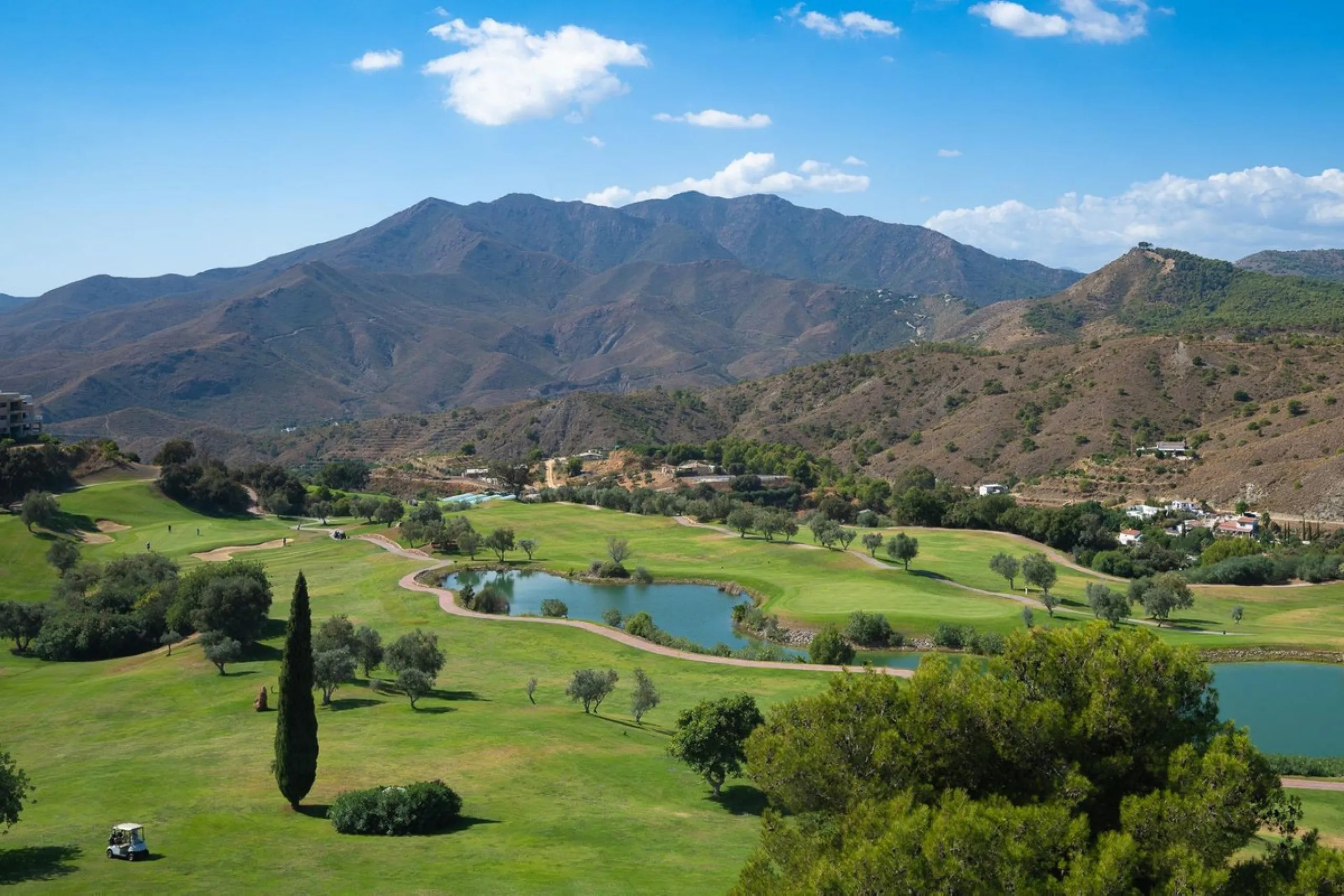 Stunning duplex in Alhaurin Golf with exceptional views of the golf course and in an impeccable condition. The property is very spacious and consists of a large living-dining room with a fireplace opening onto a fabulous and spacious fully glazed terrace 