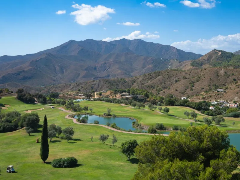 Stunning duplex in Alhaurin Golf with exceptional views of the golf course and in an impeccable condition. The property is very spacious and consists of a large living-dining room with a fireplace opening onto a fabulous and spacious fully glazed terrace 