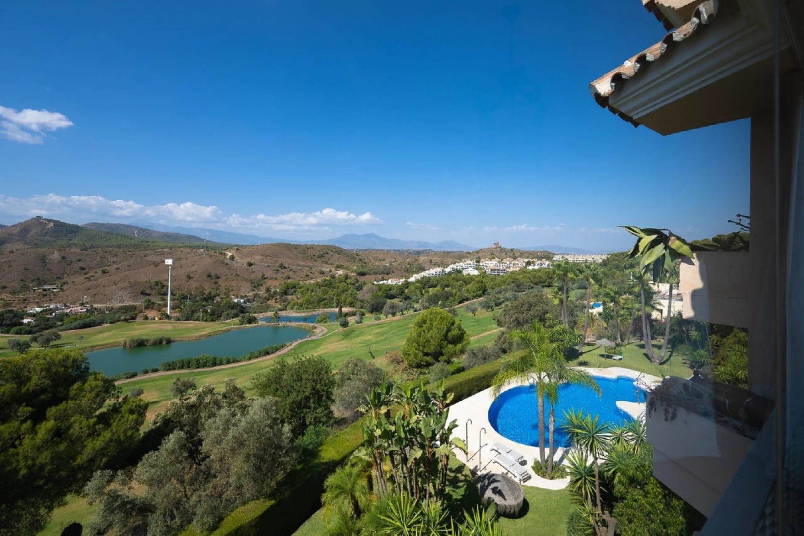 Stunning duplex in Alhaurin Golf with exceptional views of the golf course and in an impeccable condition. The property is very spacious and consists of a large living-dining room with a fireplace opening onto a fabulous and spacious fully glazed terrace 