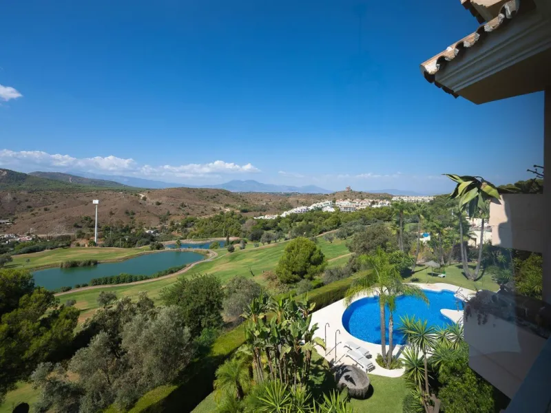 Stunning duplex in Alhaurin Golf with exceptional views of the golf course and in an impeccable condition. The property is very spacious and consists of a large living-dining room with a fireplace opening onto a fabulous and spacious fully glazed terrace 
