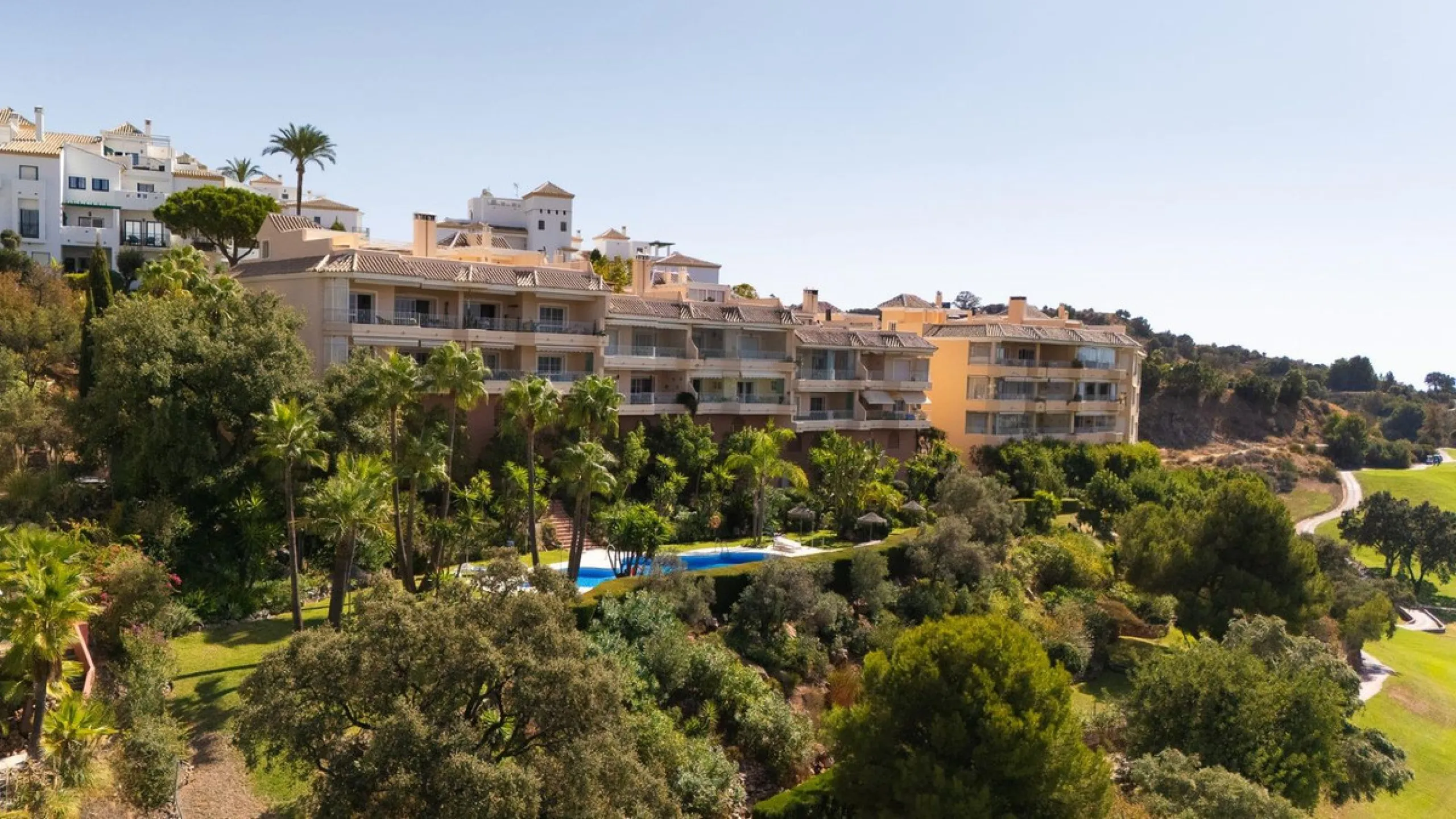 Stunning duplex in Alhaurin Golf with exceptional views of the golf course and in an impeccable condition. The property is very spacious and consists of a large living-dining room with a fireplace opening onto a fabulous and spacious fully glazed terrace 