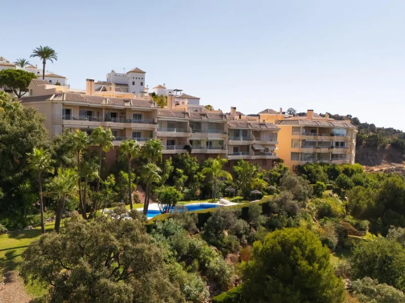 Stunning duplex in Alhaurin Golf with exceptional views of the golf course and in an impeccable condition. The property is very spacious and consists of a large living-dining room with a fireplace opening onto a fabulous and spacious fully glazed terrace 