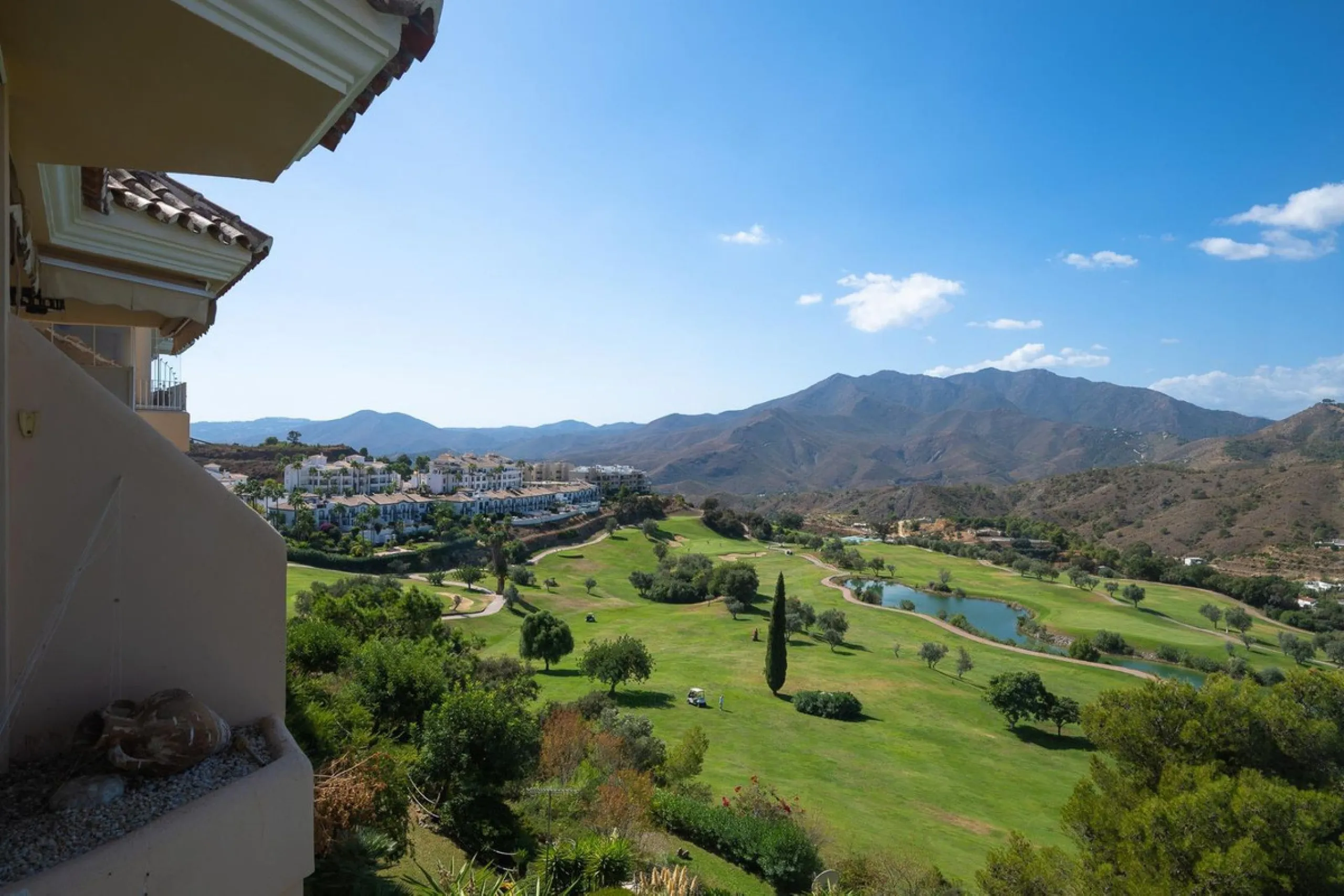 Stunning duplex in Alhaurin Golf with exceptional views of the golf course and in an impeccable condition. The property is very spacious and consists of a large living-dining room with a fireplace opening onto a fabulous and spacious fully glazed terrace 