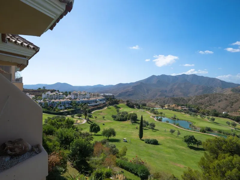 Stunning duplex in Alhaurin Golf with exceptional views of the golf course and in an impeccable condition. The property is very spacious and consists of a large living-dining room with a fireplace opening onto a fabulous and spacious fully glazed terrace 