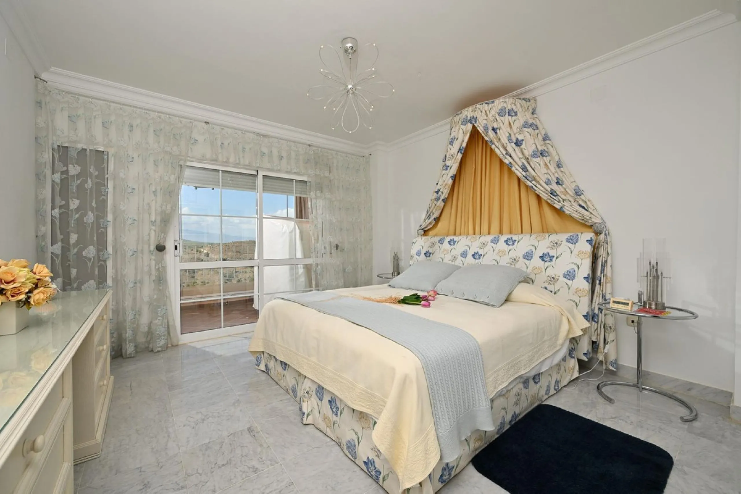 Stunning duplex in Alhaurin Golf with exceptional views of the golf course and in an impeccable condition. The property is very spacious and consists of a large living-dining room with a fireplace opening onto a fabulous and spacious fully glazed terrace 