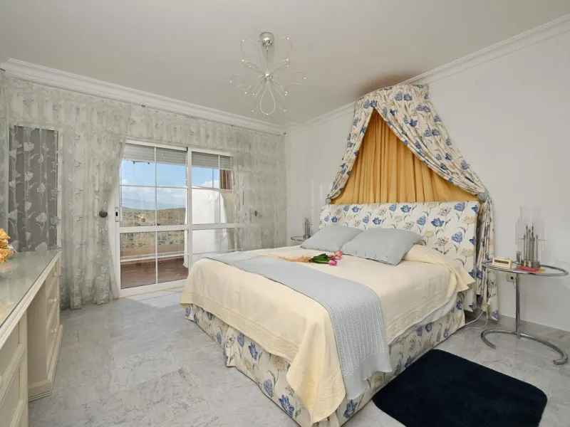 Stunning duplex in Alhaurin Golf with exceptional views of the golf course and in an impeccable condition. The property is very spacious and consists of a large living-dining room with a fireplace opening onto a fabulous and spacious fully glazed terrace 