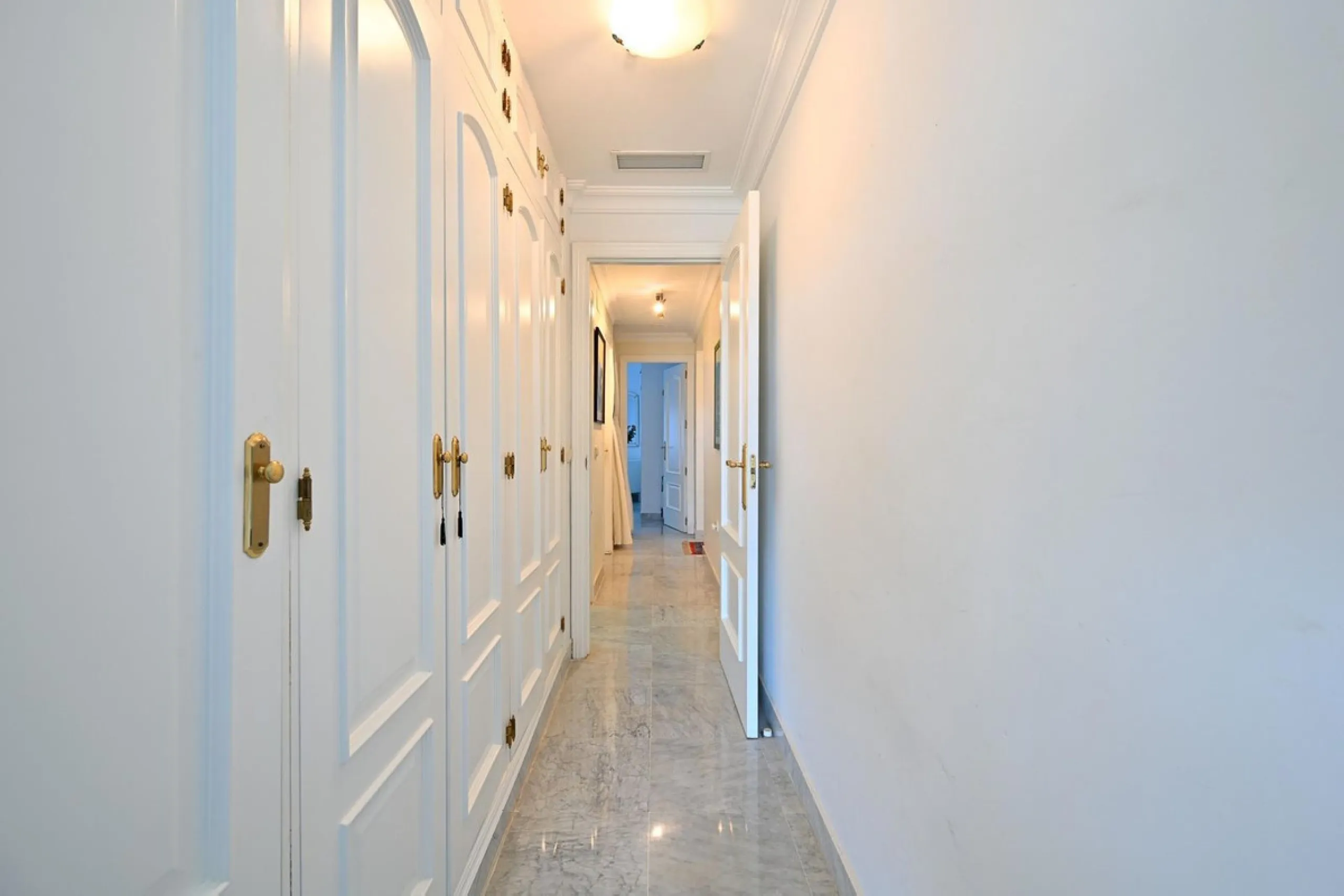 Stunning duplex in Alhaurin Golf with exceptional views of the golf course and in an impeccable condition. The property is very spacious and consists of a large living-dining room with a fireplace opening onto a fabulous and spacious fully glazed terrace 