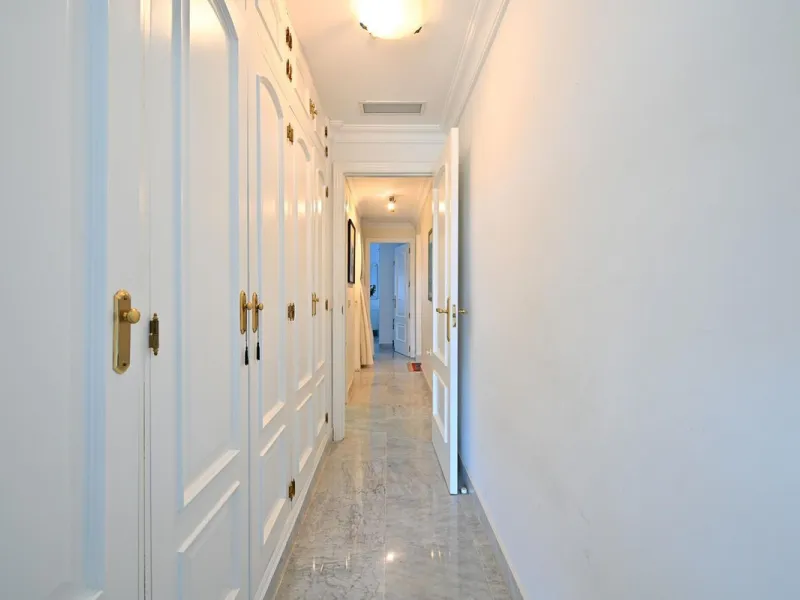 Stunning duplex in Alhaurin Golf with exceptional views of the golf course and in an impeccable condition. The property is very spacious and consists of a large living-dining room with a fireplace opening onto a fabulous and spacious fully glazed terrace 