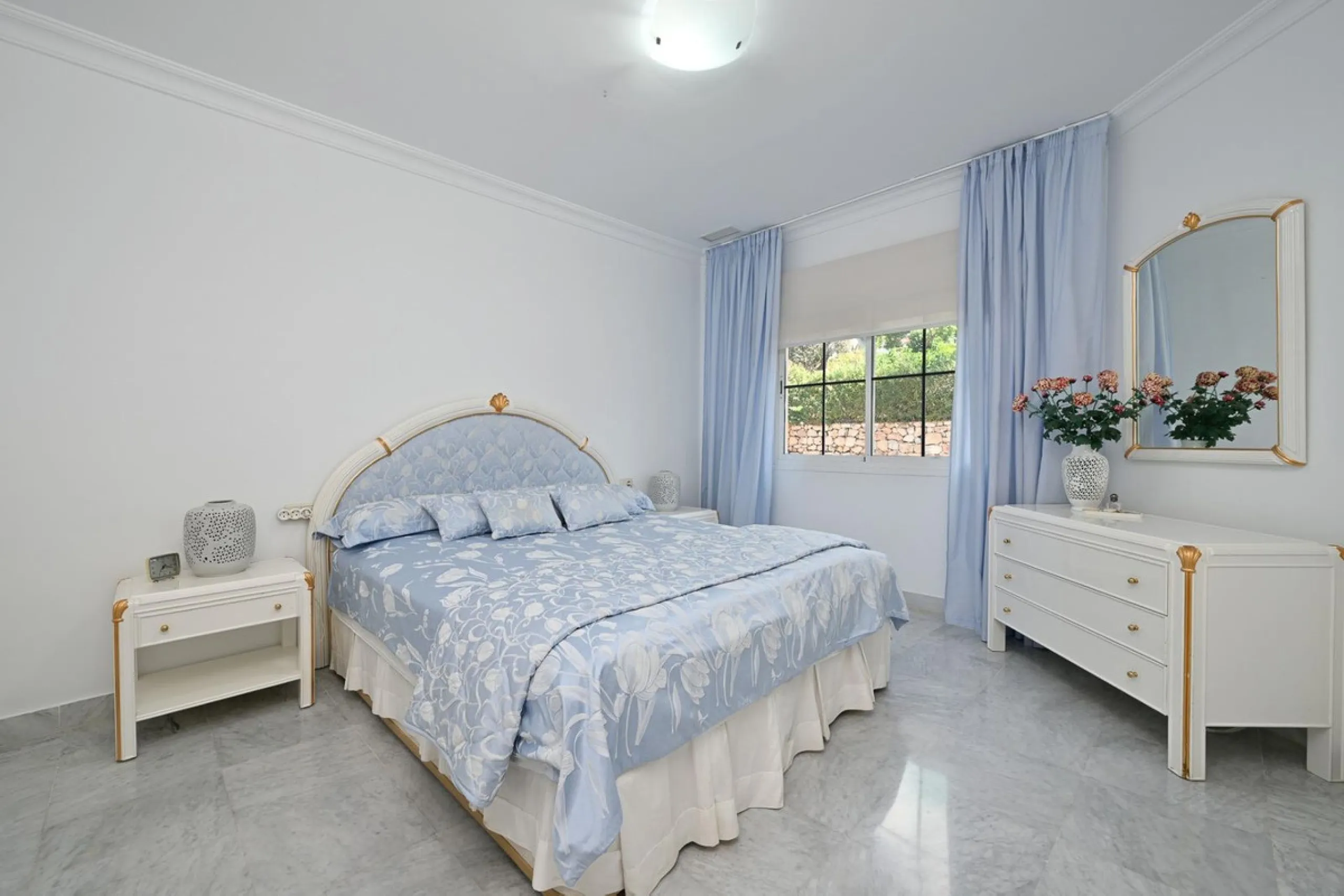 Stunning duplex in Alhaurin Golf with exceptional views of the golf course and in an impeccable condition. The property is very spacious and consists of a large living-dining room with a fireplace opening onto a fabulous and spacious fully glazed terrace 
