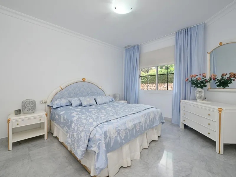 Stunning duplex in Alhaurin Golf with exceptional views of the golf course and in an impeccable condition. The property is very spacious and consists of a large living-dining room with a fireplace opening onto a fabulous and spacious fully glazed terrace 