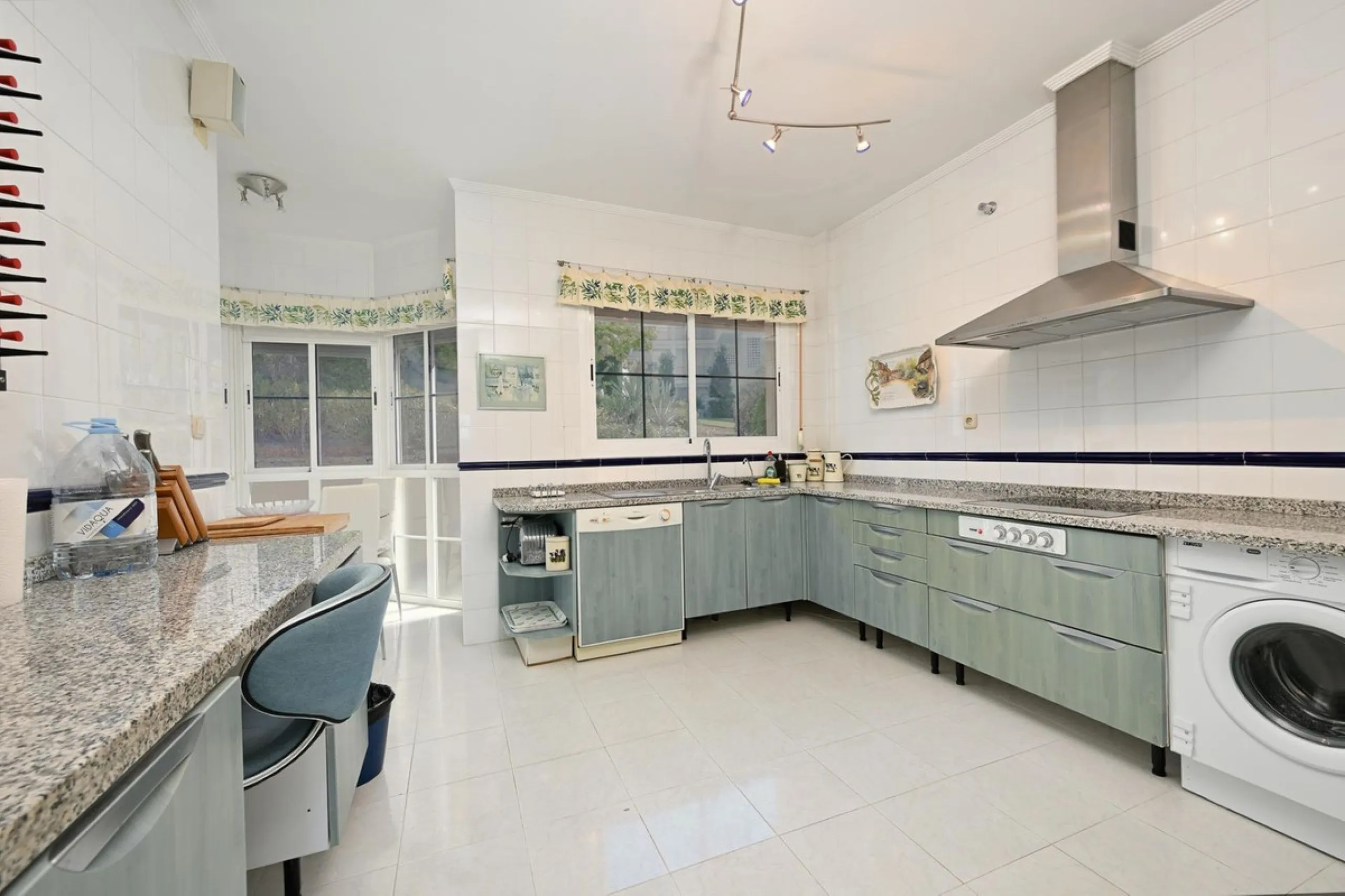 Stunning duplex in Alhaurin Golf with exceptional views of the golf course and in an impeccable condition. The property is very spacious and consists of a large living-dining room with a fireplace opening onto a fabulous and spacious fully glazed terrace 