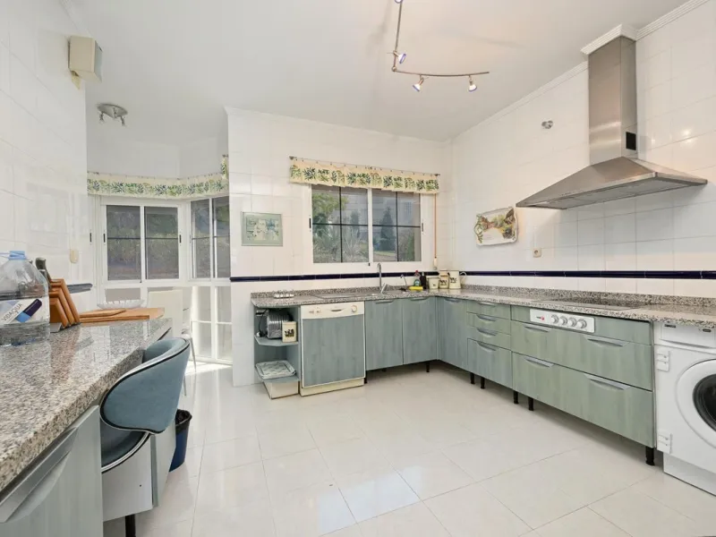 Stunning duplex in Alhaurin Golf with exceptional views of the golf course and in an impeccable condition. The property is very spacious and consists of a large living-dining room with a fireplace opening onto a fabulous and spacious fully glazed terrace 