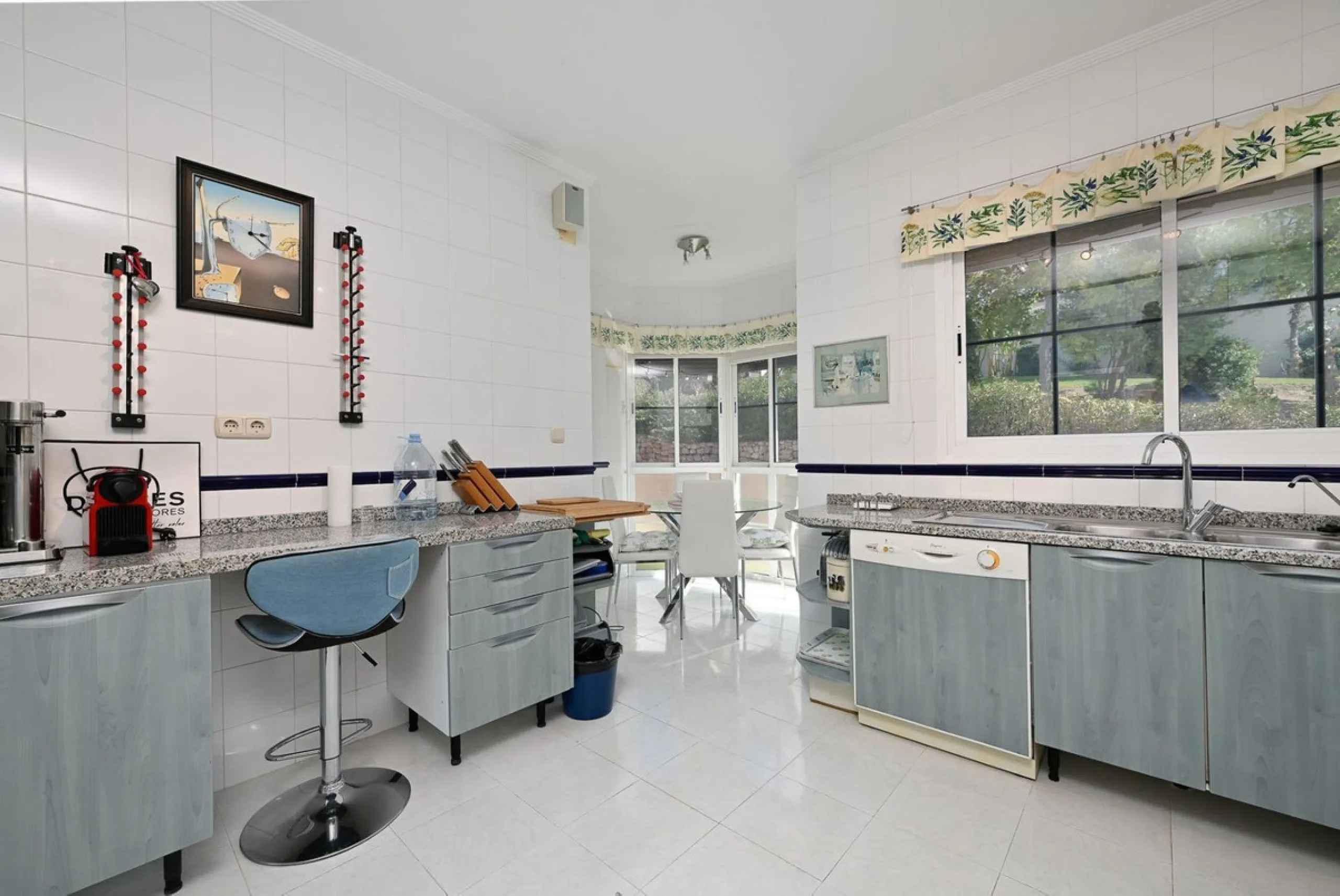 Stunning duplex in Alhaurin Golf with exceptional views of the golf course and in an impeccable condition. The property is very spacious and consists of a large living-dining room with a fireplace opening onto a fabulous and spacious fully glazed terrace 