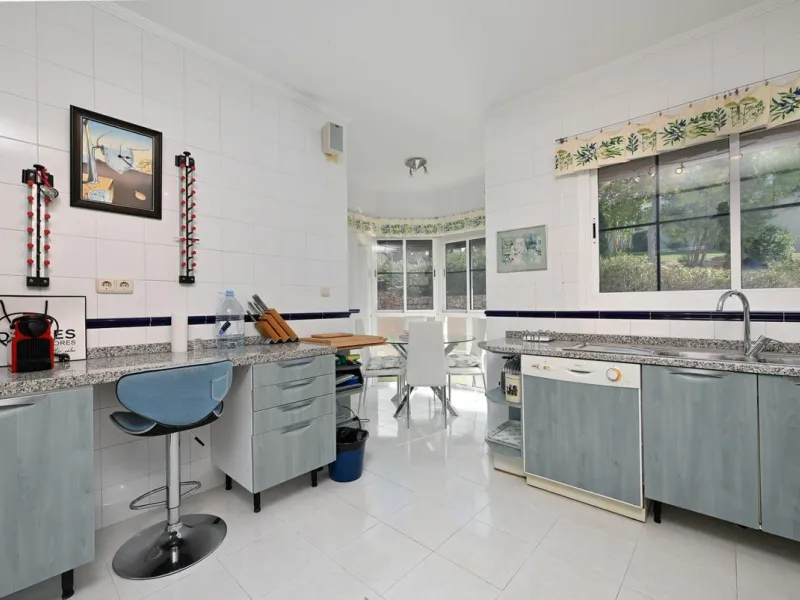 Stunning duplex in Alhaurin Golf with exceptional views of the golf course and in an impeccable condition. The property is very spacious and consists of a large living-dining room with a fireplace opening onto a fabulous and spacious fully glazed terrace 
