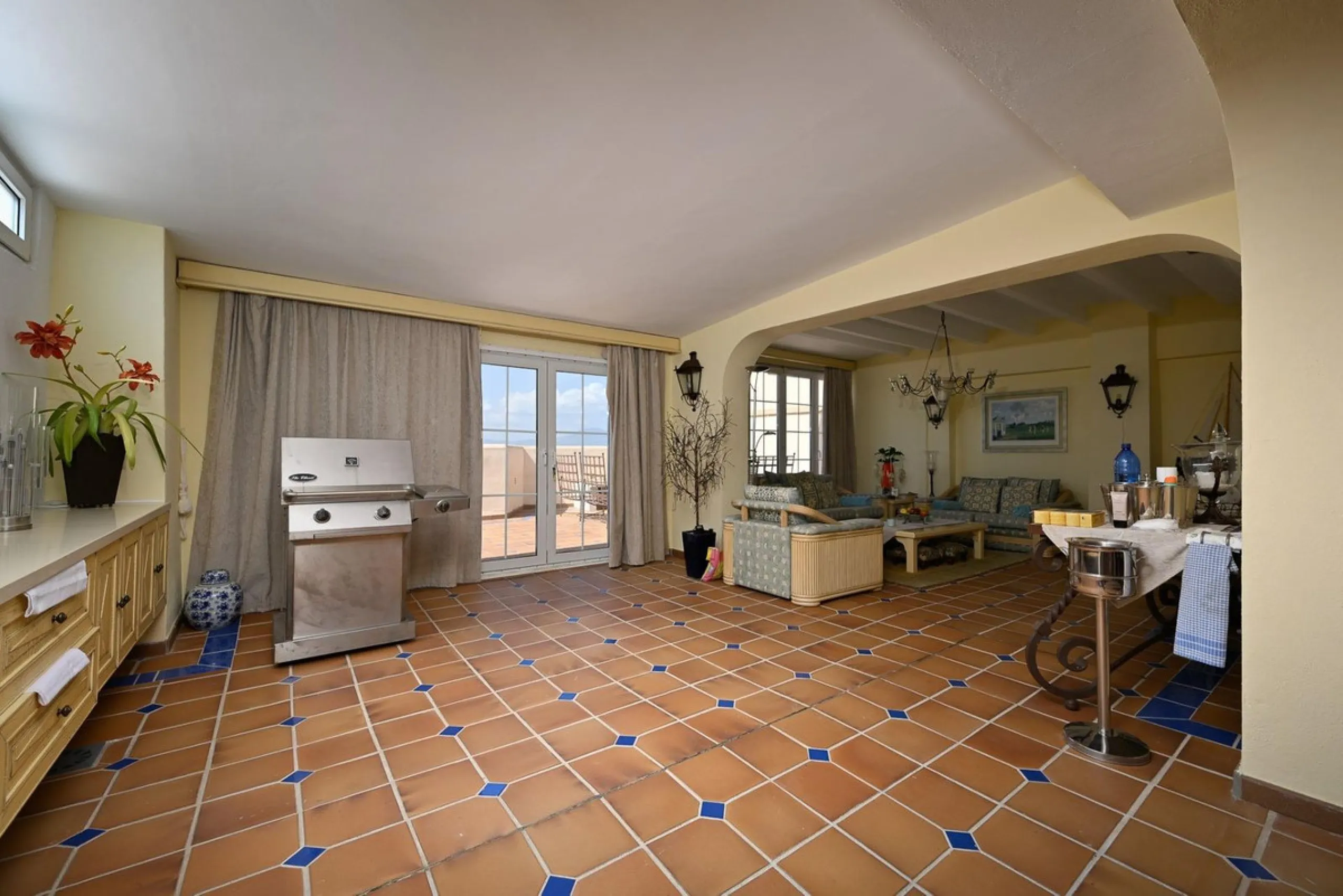 Stunning duplex in Alhaurin Golf with exceptional views of the golf course and in an impeccable condition. The property is very spacious and consists of a large living-dining room with a fireplace opening onto a fabulous and spacious fully glazed terrace 