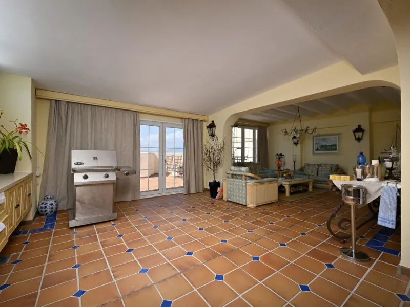 Stunning duplex in Alhaurin Golf with exceptional views of the golf course and in an impeccable condition. The property is very spacious and consists of a large living-dining room with a fireplace opening onto a fabulous and spacious fully glazed terrace 