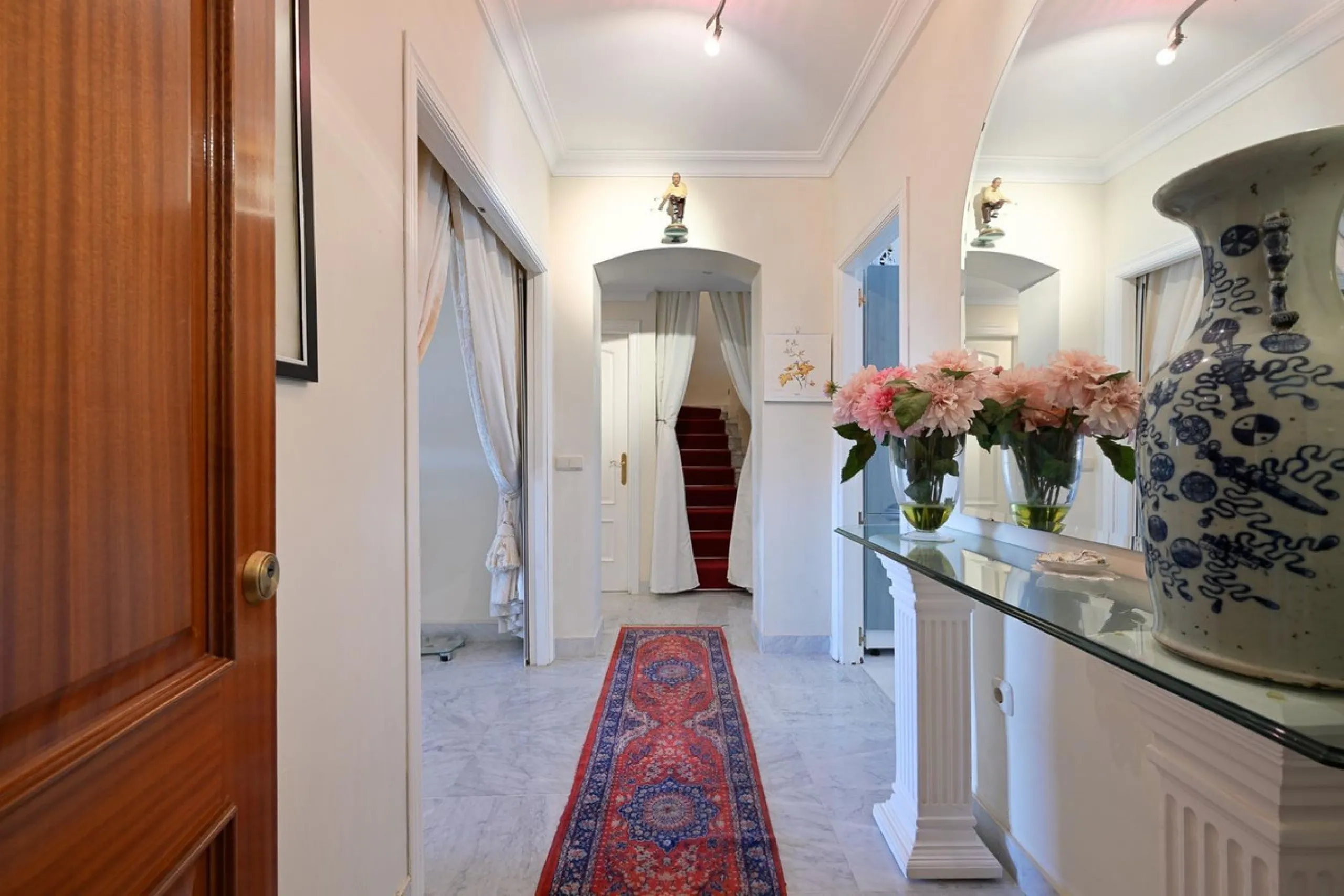 Stunning duplex in Alhaurin Golf with exceptional views of the golf course and in an impeccable condition. The property is very spacious and consists of a large living-dining room with a fireplace opening onto a fabulous and spacious fully glazed terrace 