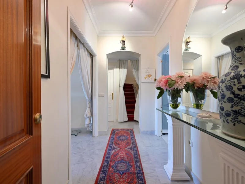 Stunning duplex in Alhaurin Golf with exceptional views of the golf course and in an impeccable condition. The property is very spacious and consists of a large living-dining room with a fireplace opening onto a fabulous and spacious fully glazed terrace 